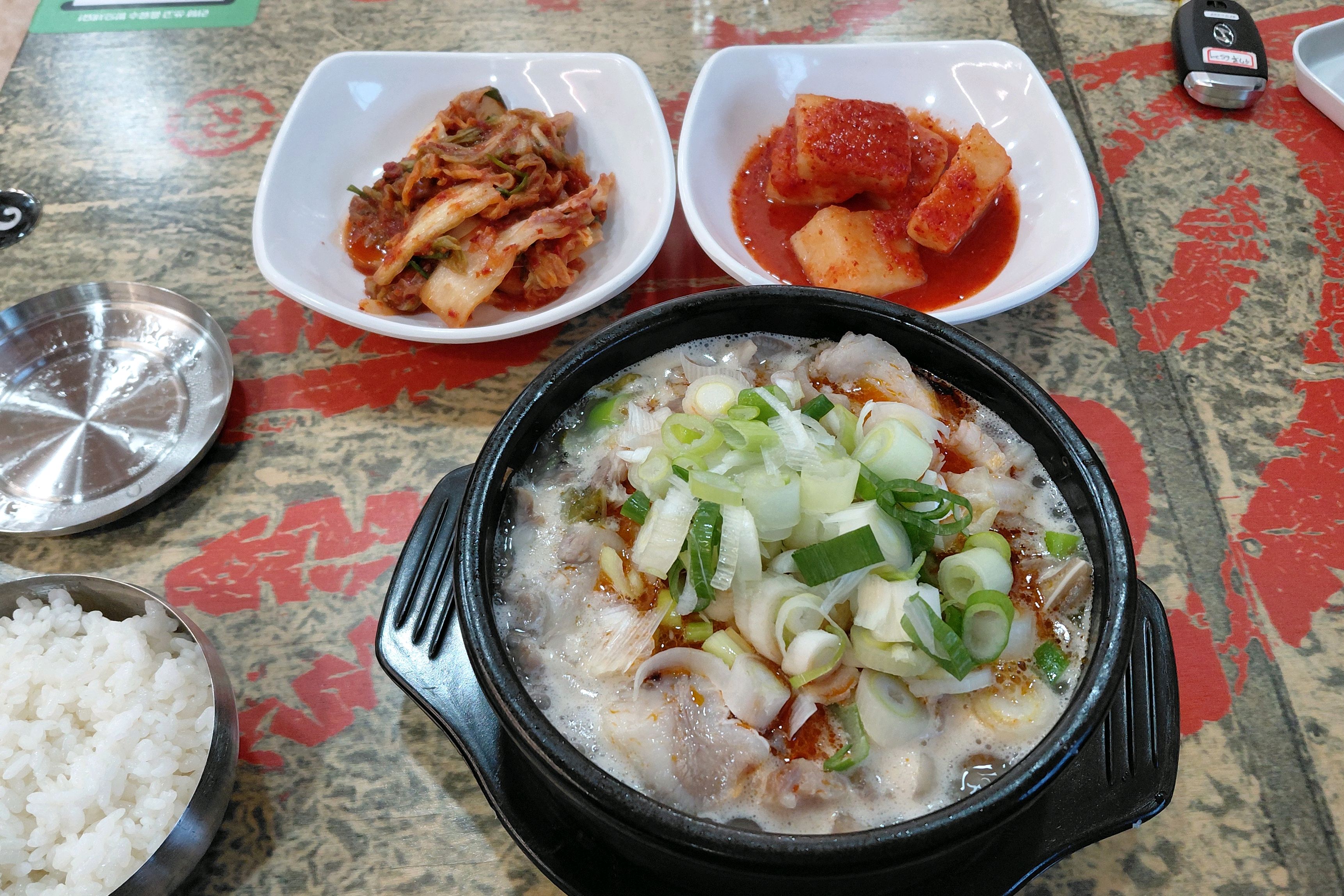 푸짐한 돼지국밥 한 상