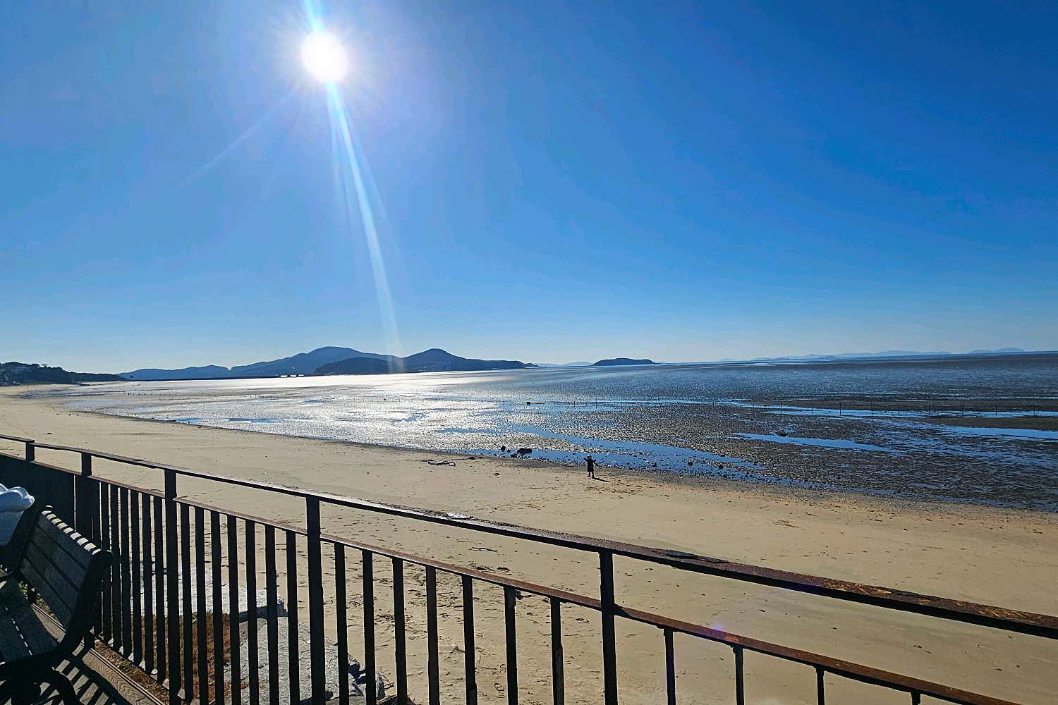 마시안제빵소 내부의 넓은 공간과 바다 전경