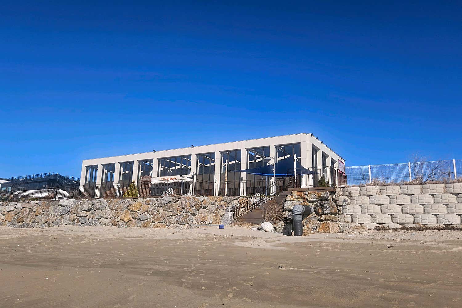 테이블 위 빵과 음료