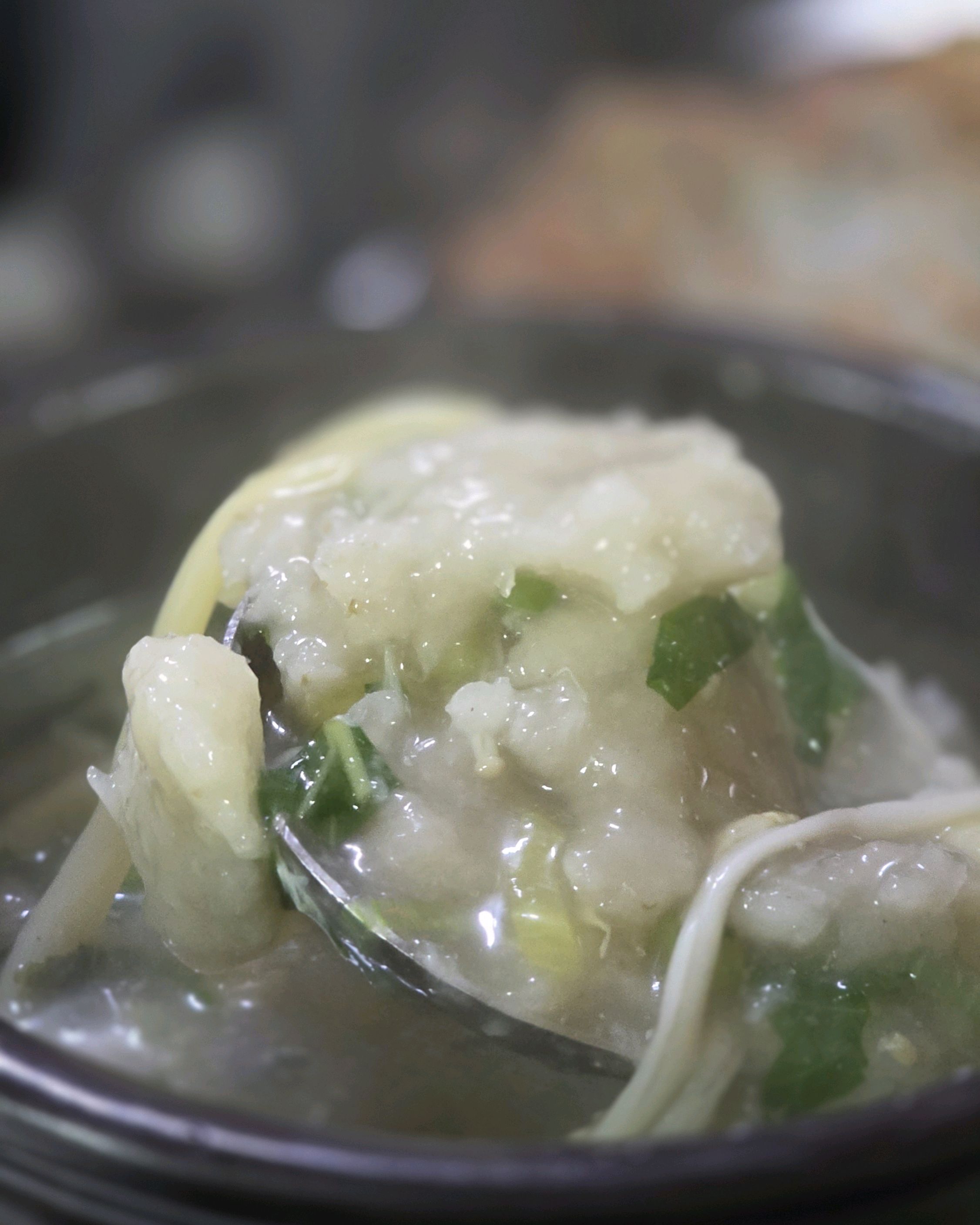 먹기 좋은 크기로 썰린 오징어순대 여러 개가 접시에 담겨 있다.