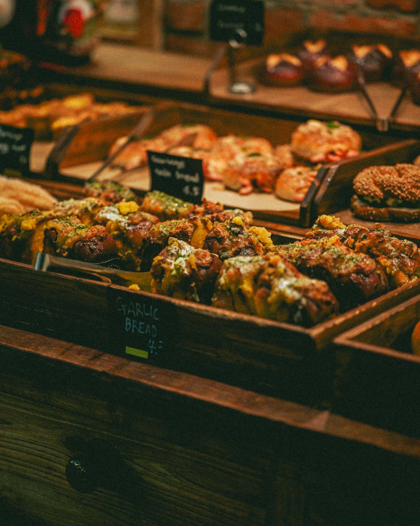 퀸즈베이커리 삼청점 창문 너머 한옥 지붕 뷰