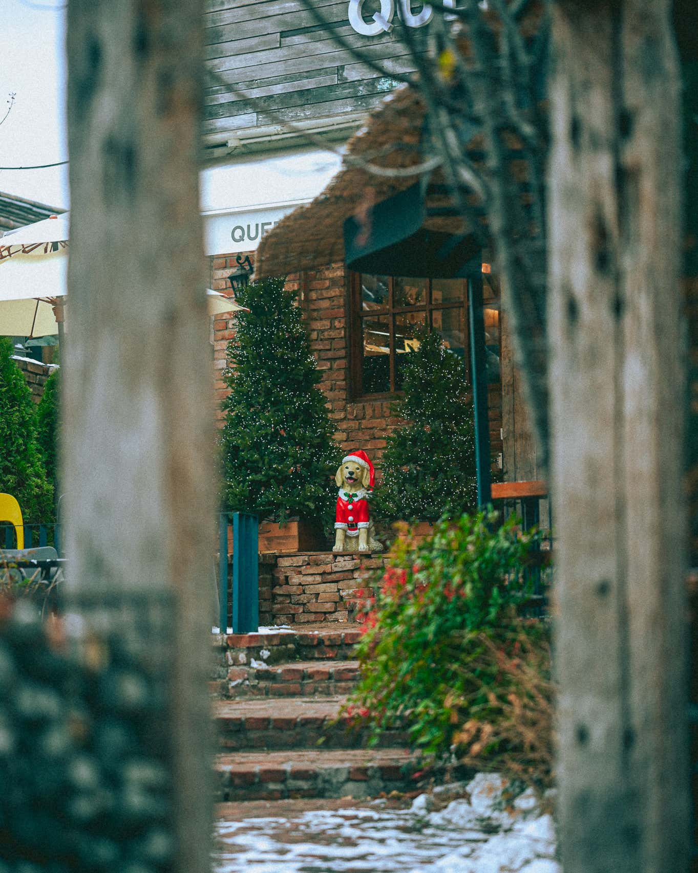 퀸즈베이커리 삼청점 내부 테이블과 창문