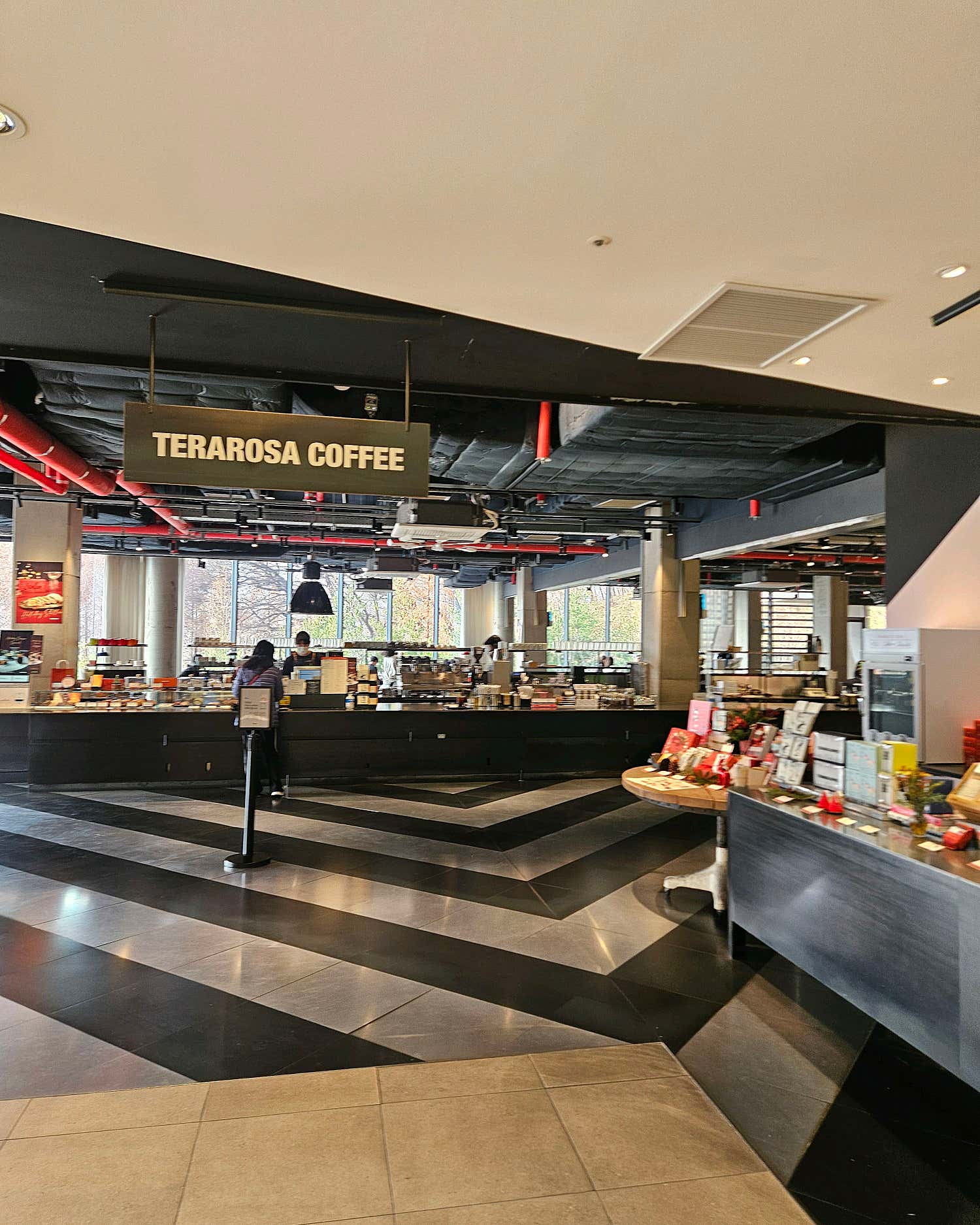 테라로사 동탄호수점의 넓고 쾌적한 실내 공간