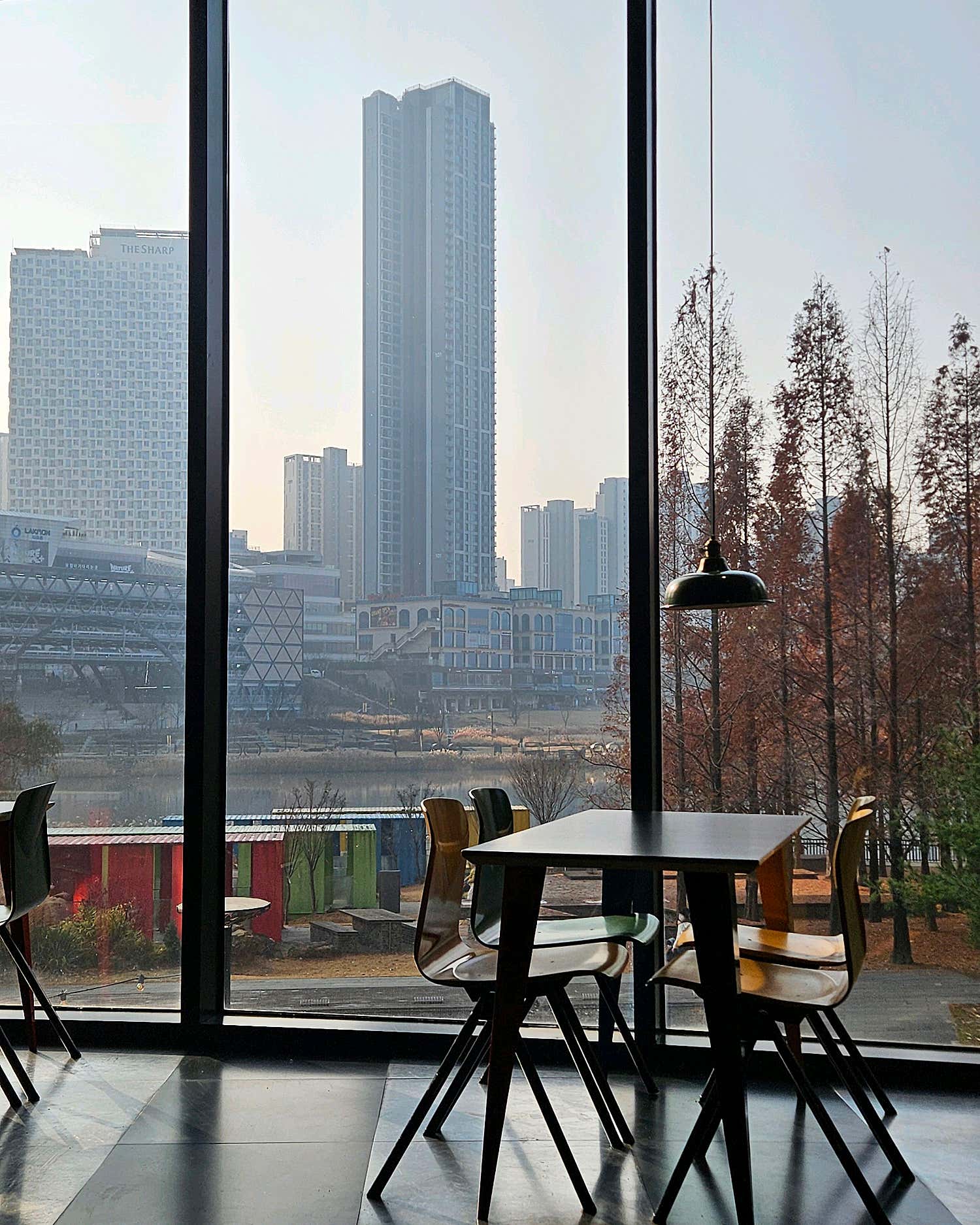 테라로사 동탄호수점의 편안한 좌석 공간