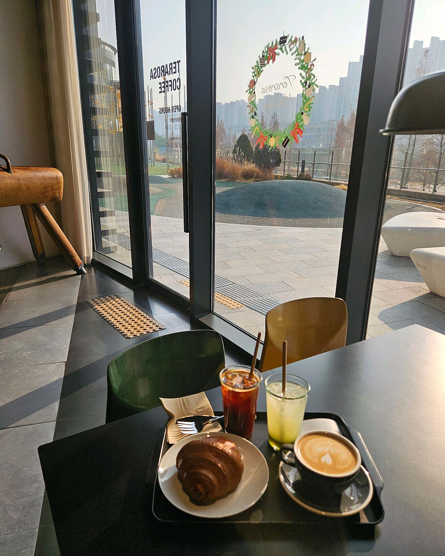 테라로사 라떼와 바삭한 크로와상