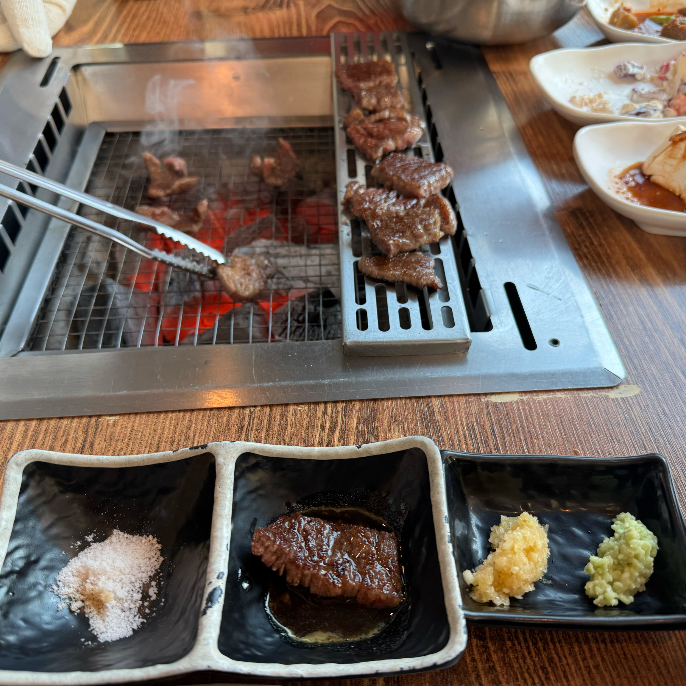 정갈하게 차려진 한우 특선 정식 한 상