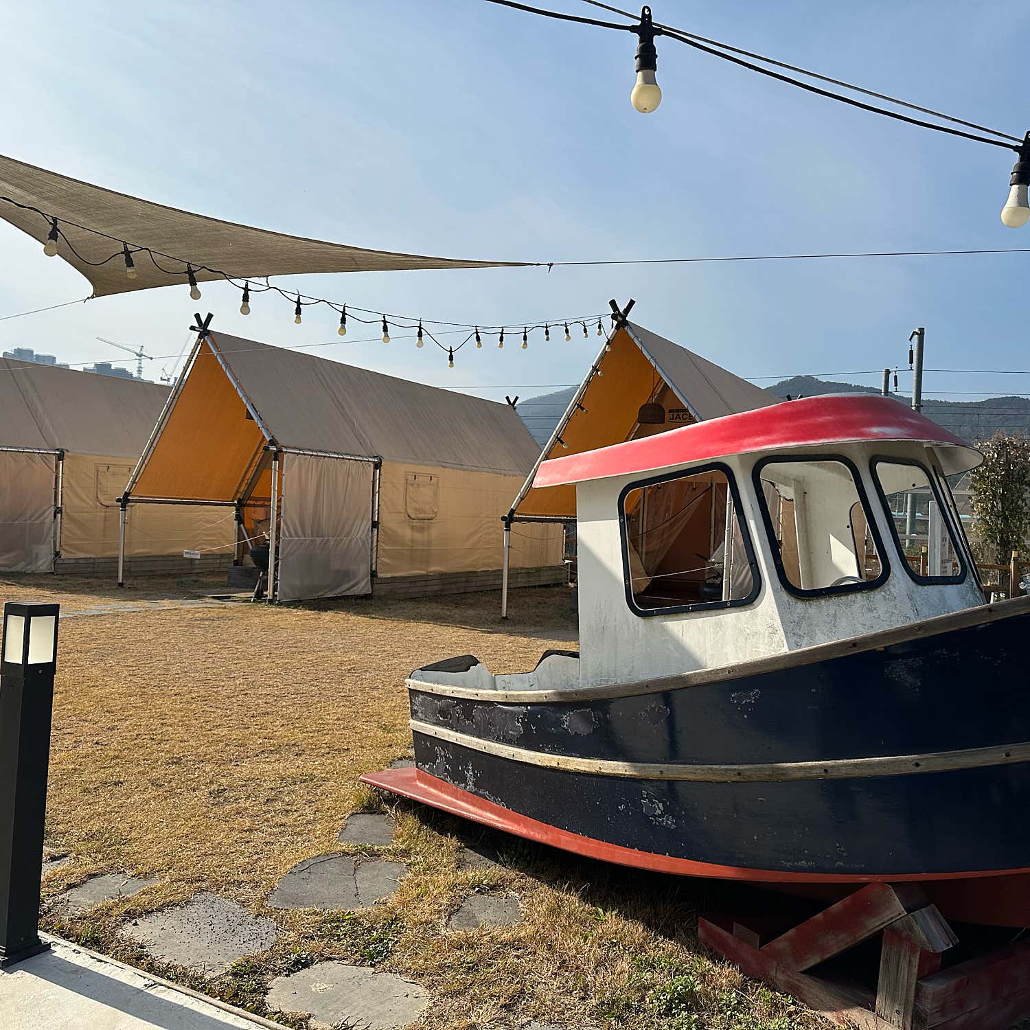 화전리 제빵소 내부 전경, 높은 천장과 넓은 공간이 돋보임