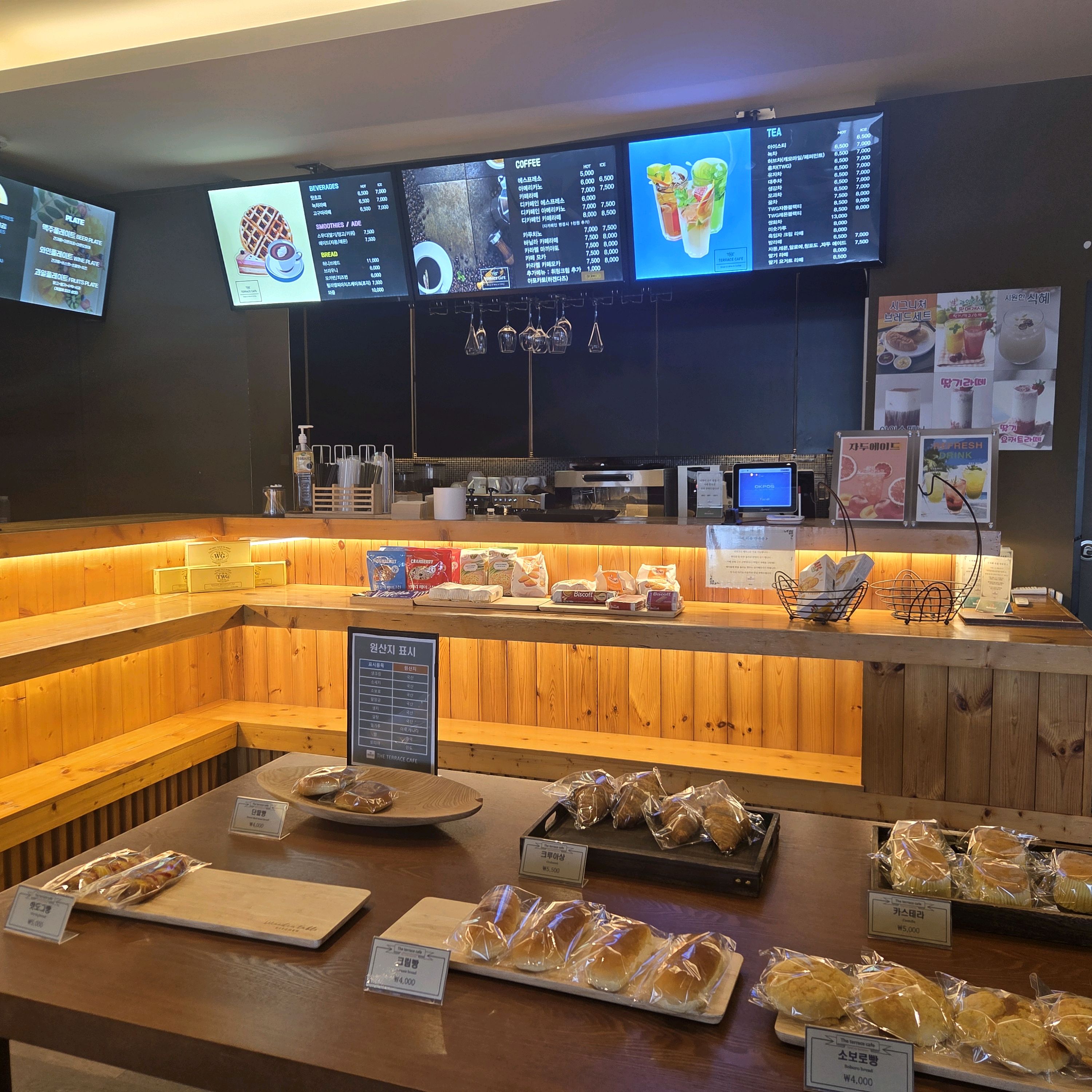 테이블에 놓인 빵과 디저트, 그리고 음료