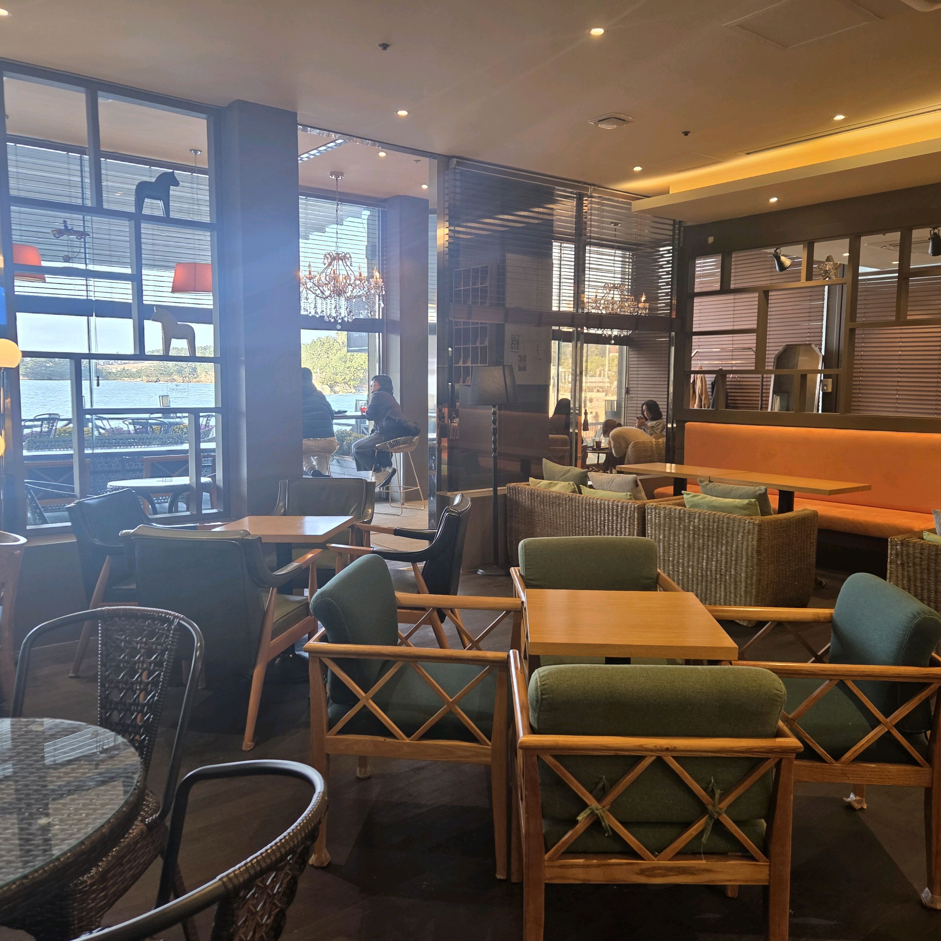 넓은 테라스 좌석과 바다 풍경이 보이는 창문