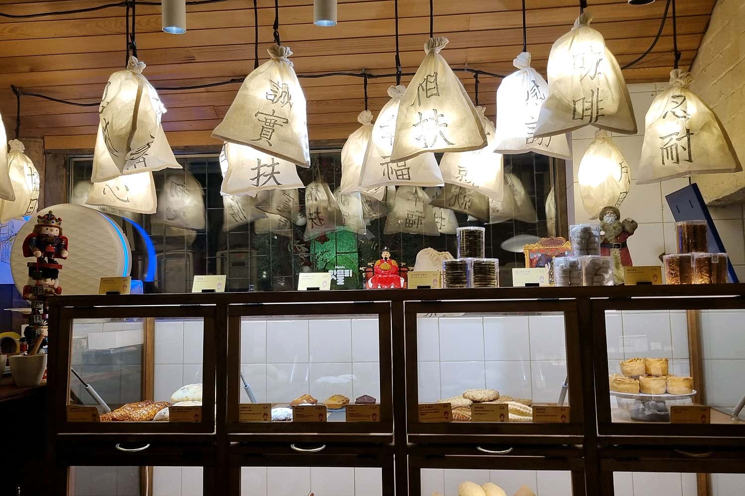 커피한약방 내부 카운터 및 좌석