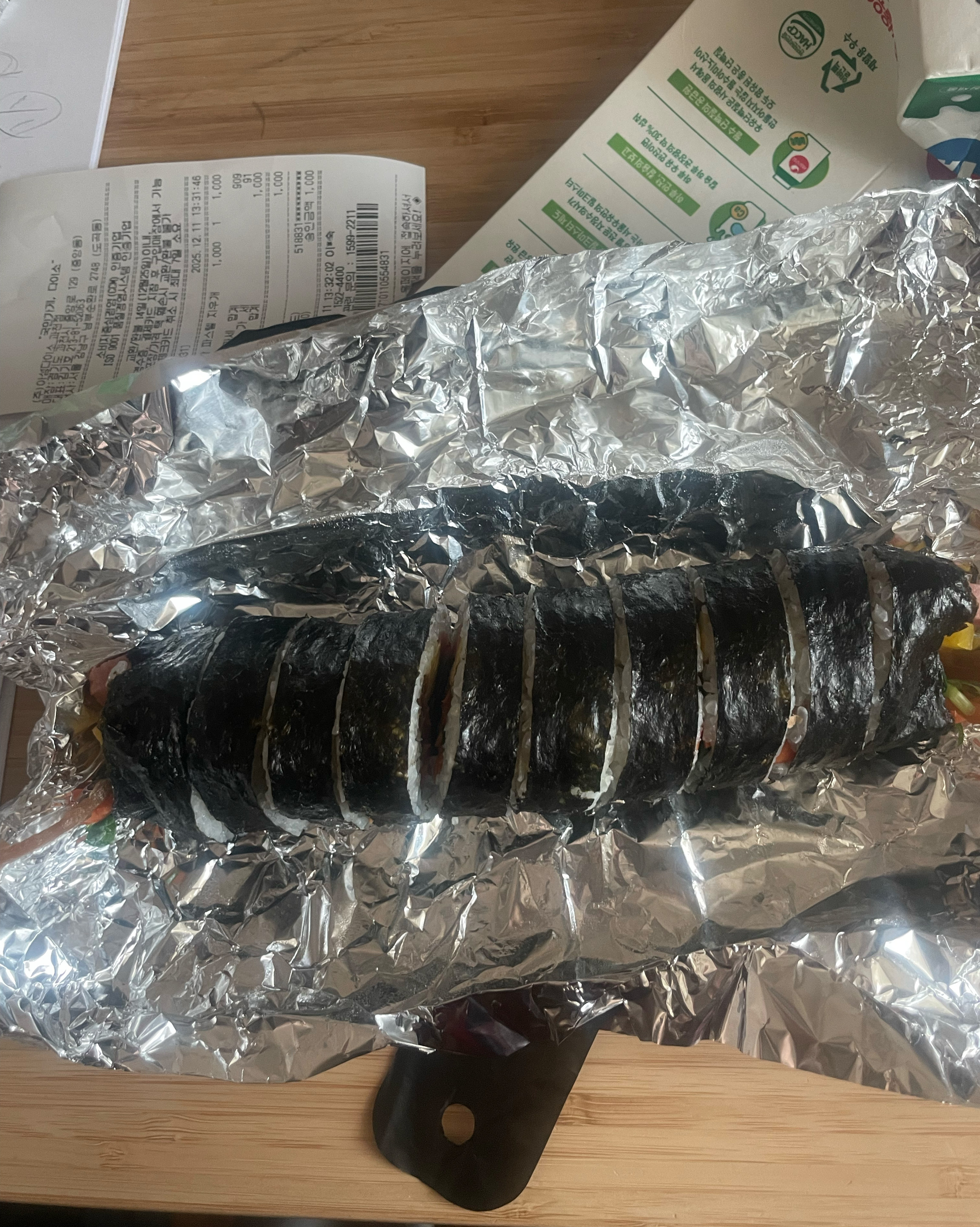 호일에 싸인 김밥 사진