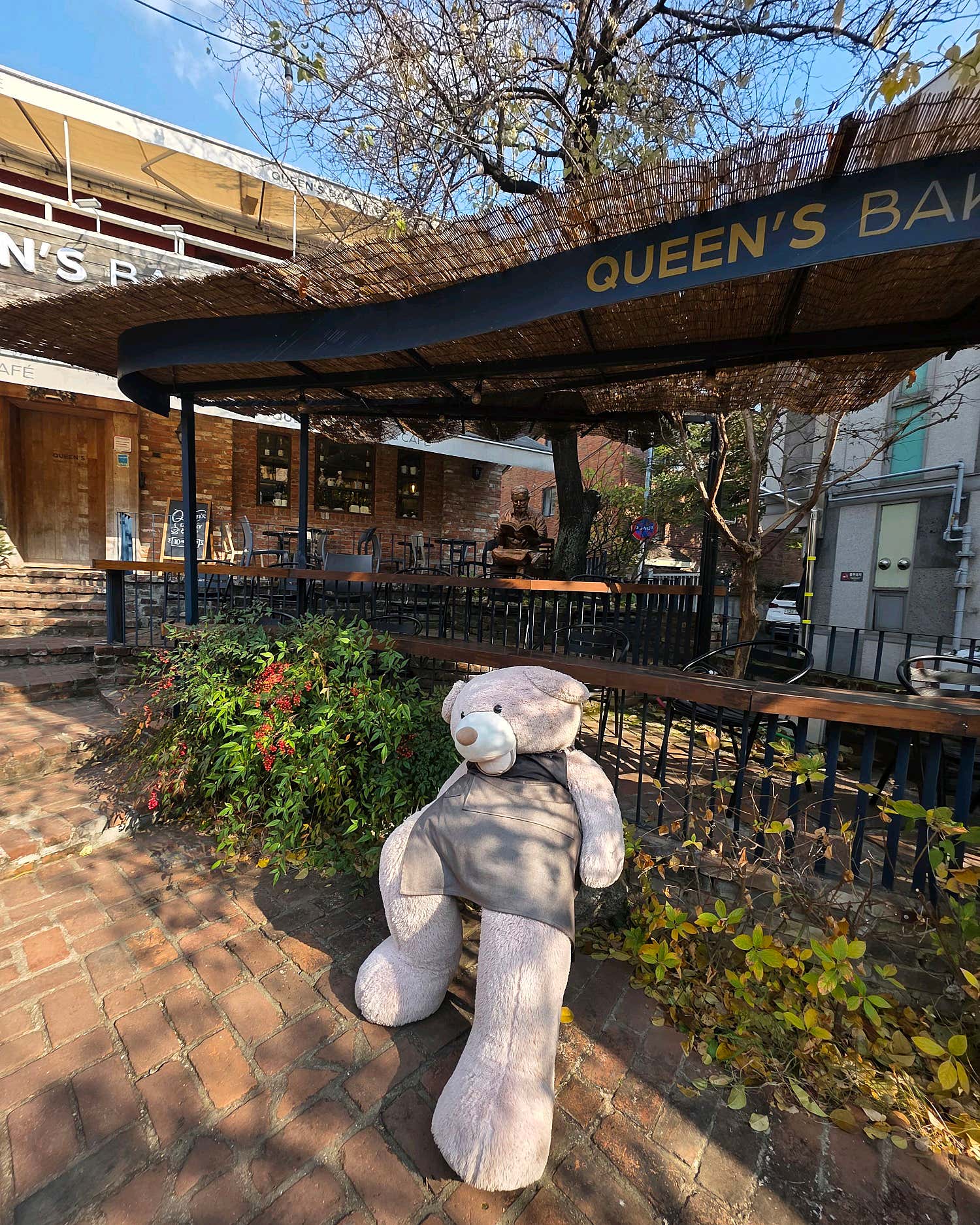 퀸즈베이커리 삼청점 빵과 음료 카운터