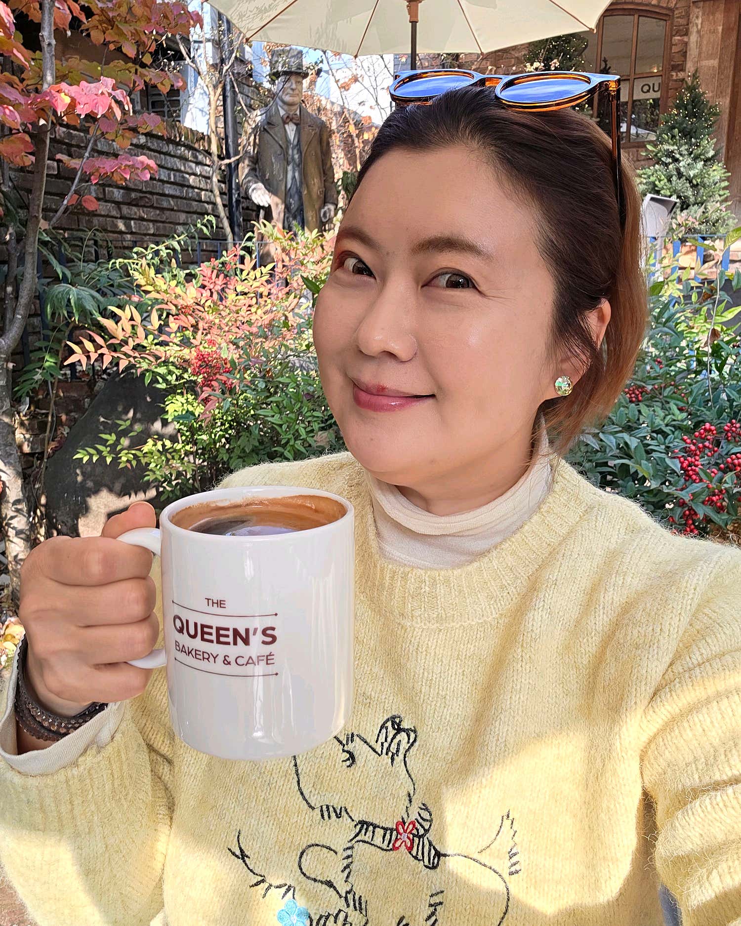 퀸즈베이커리 삼청점 내부 통창 좌석