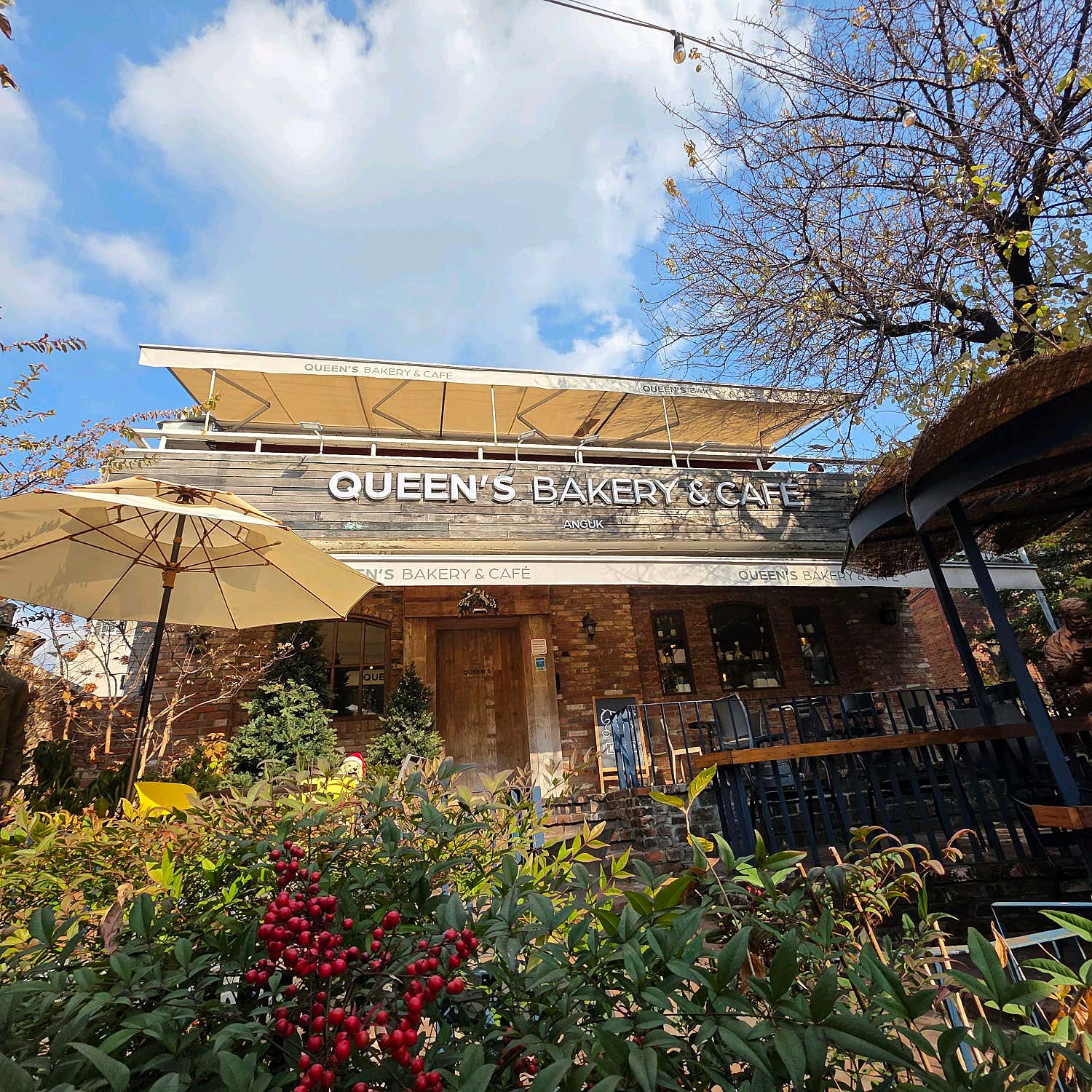 퀸즈베이커리 삼청점 내부 아늑한 좌석 공간