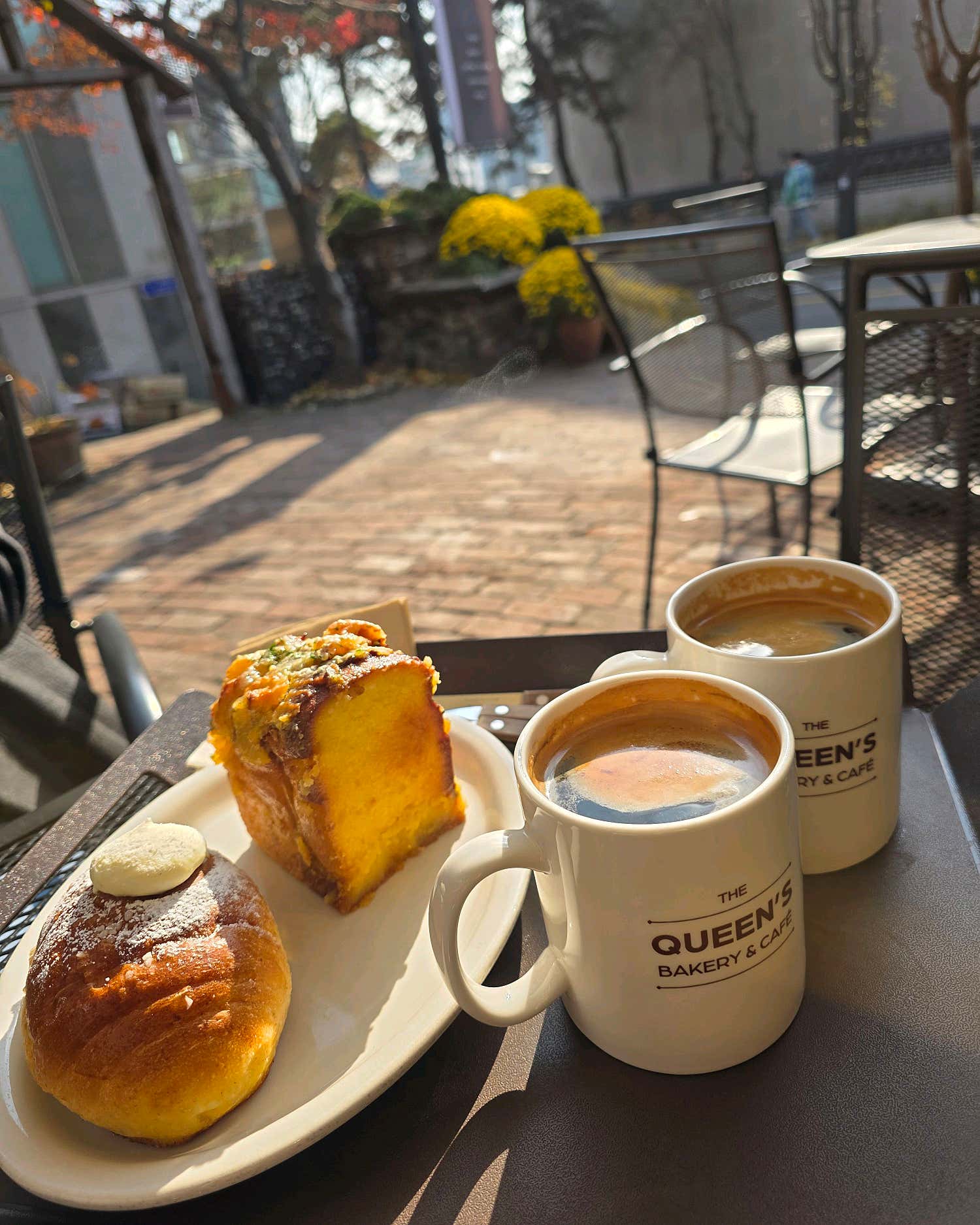 퀸즈베이커리 삼청점 테라스에서 바라본 한옥뷰