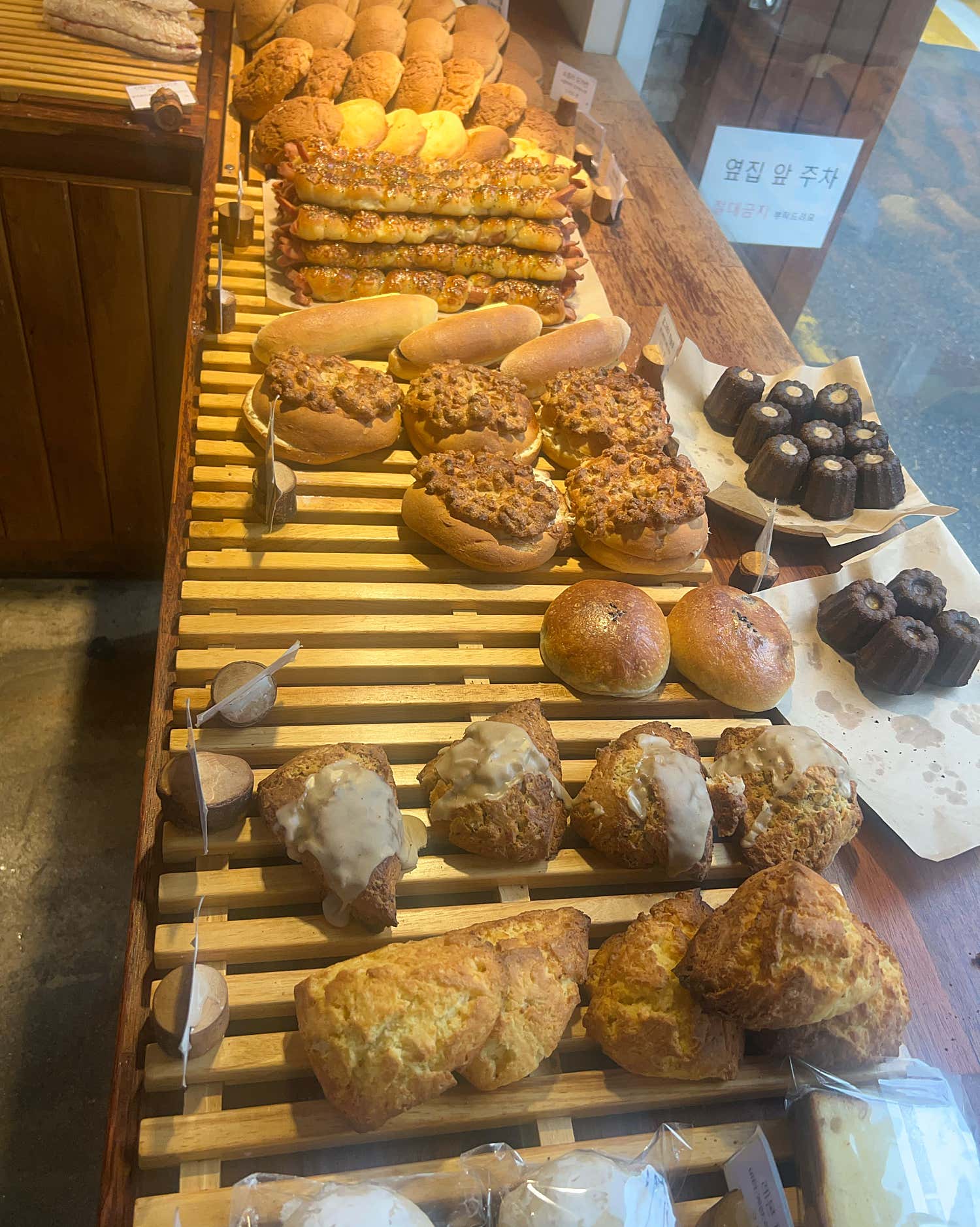 바구니에 담긴 갓 구운 루브레드 소금빵