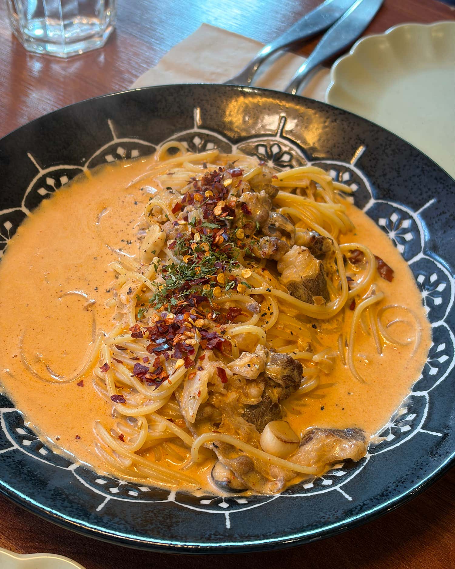 갓 구운듯한 리얼파스타의 피자와 샐러드