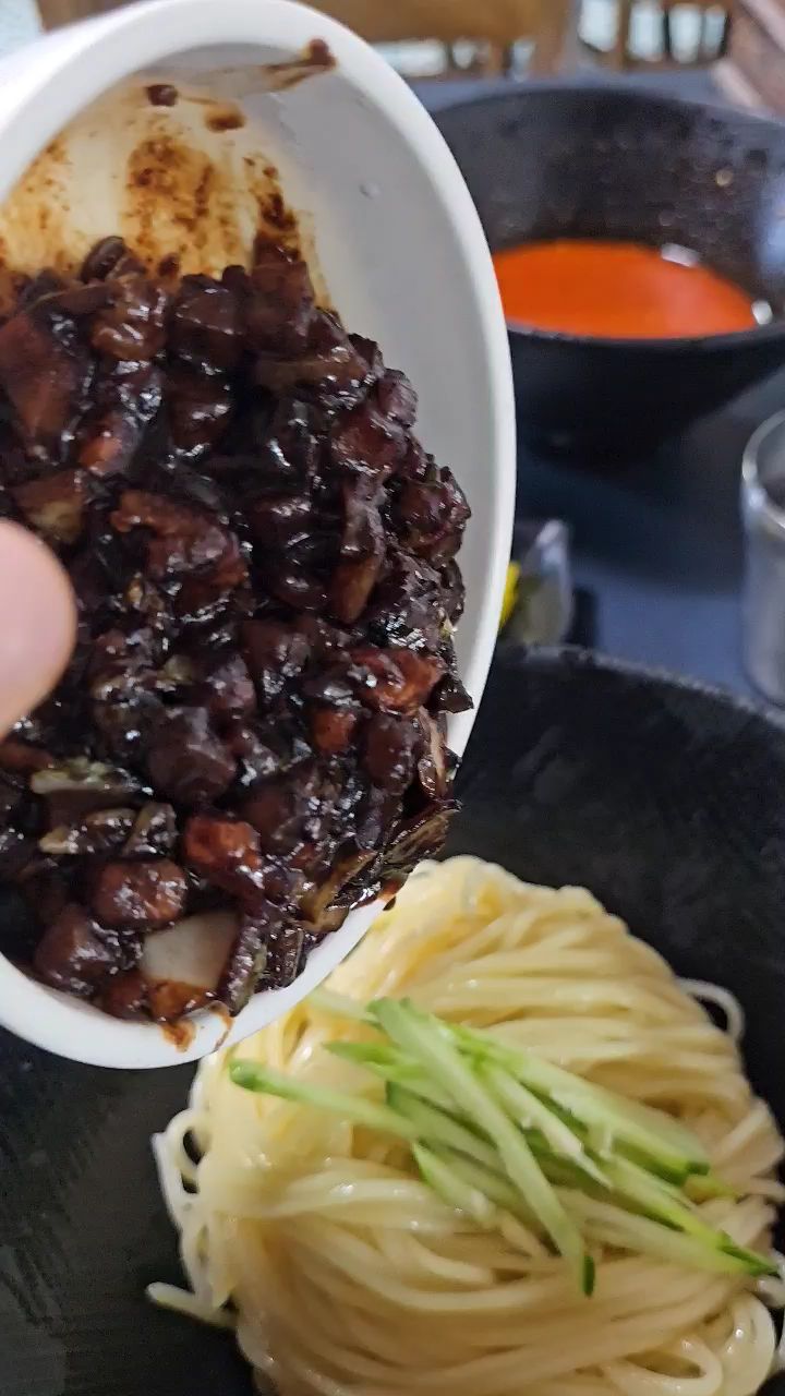 우강반점 간짜장 비비는 모습