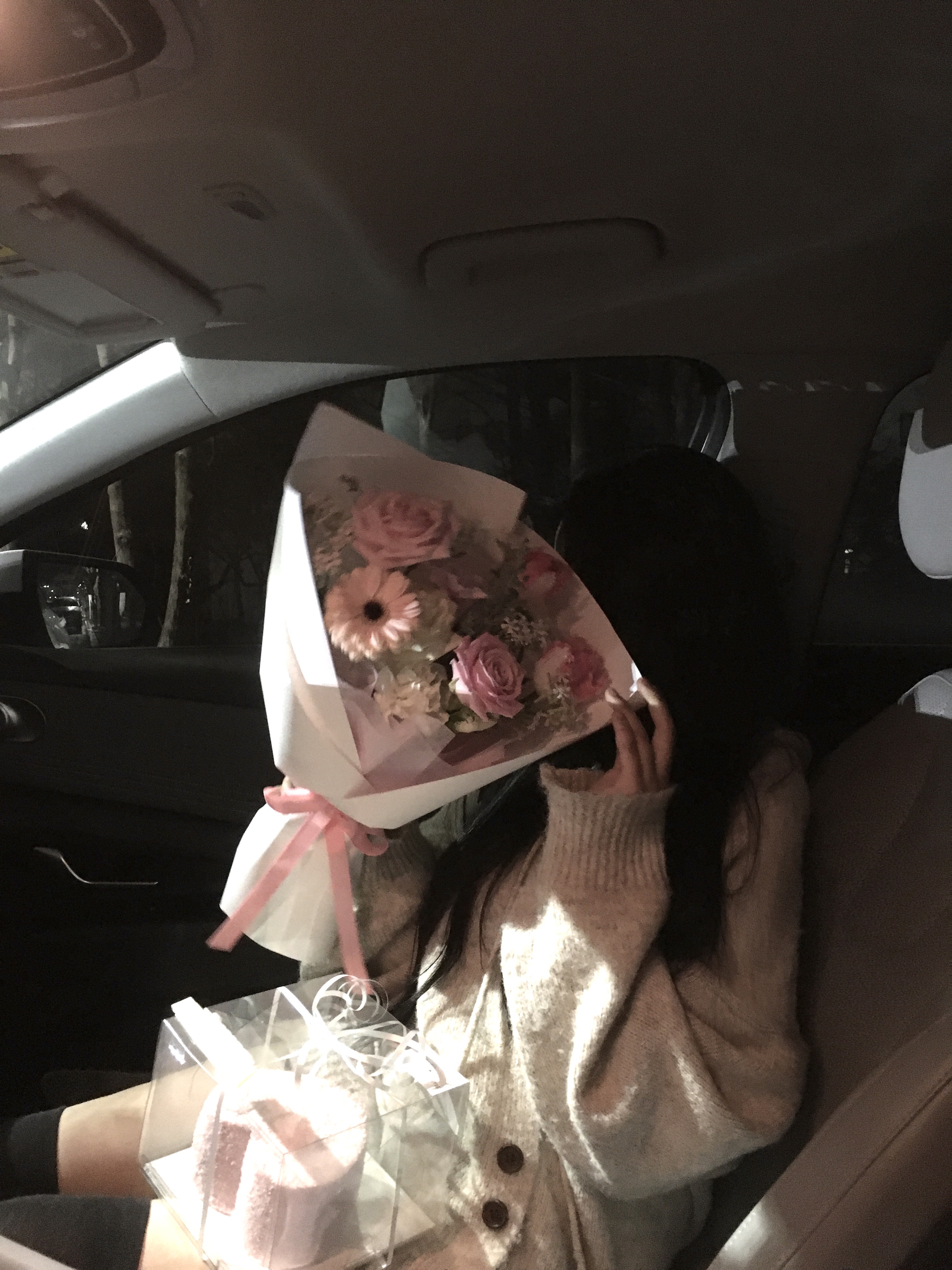 꽃다발을 들고 있는 사람의 모습