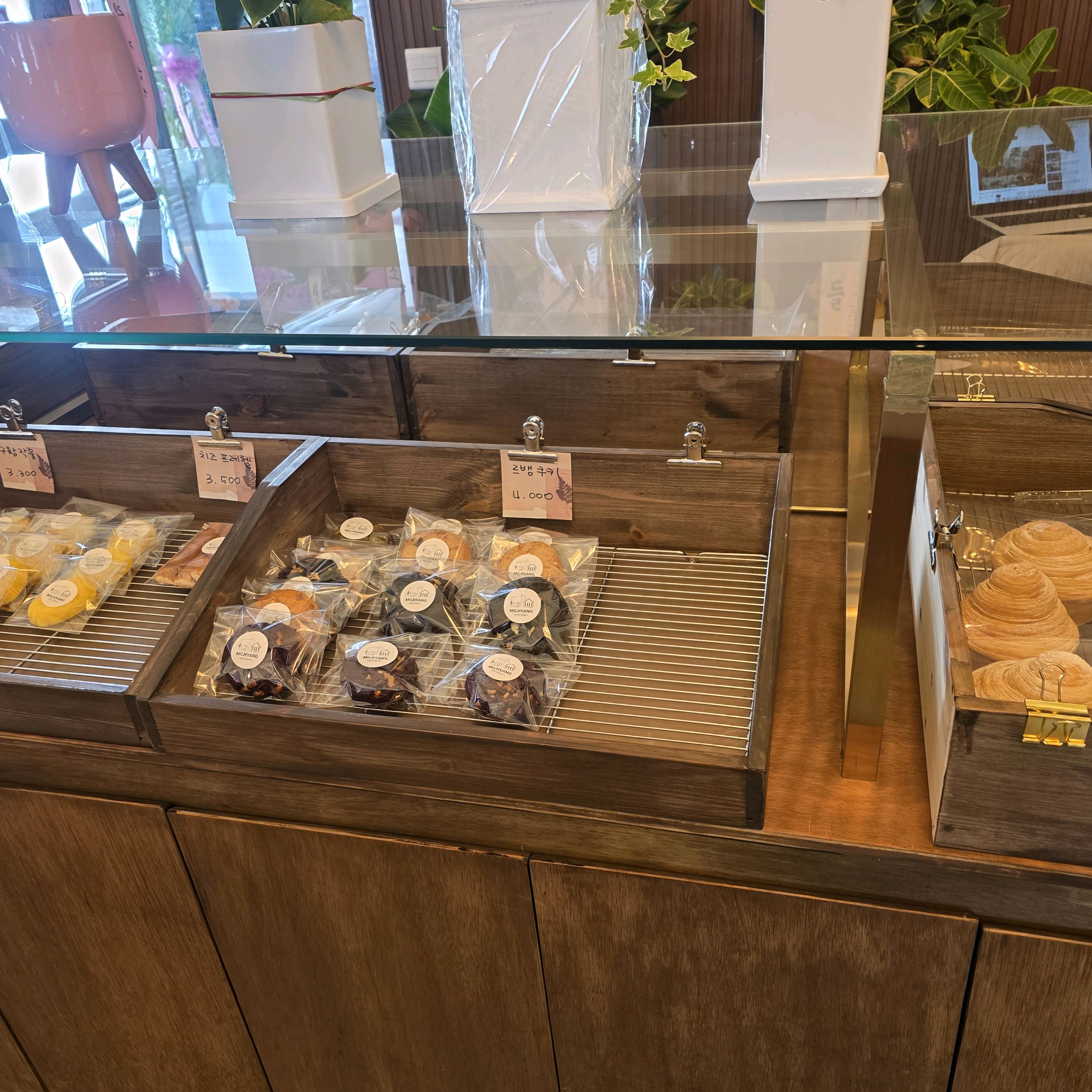 다양한 빵이 진열된 쇼케이스의 클로즈업 샷