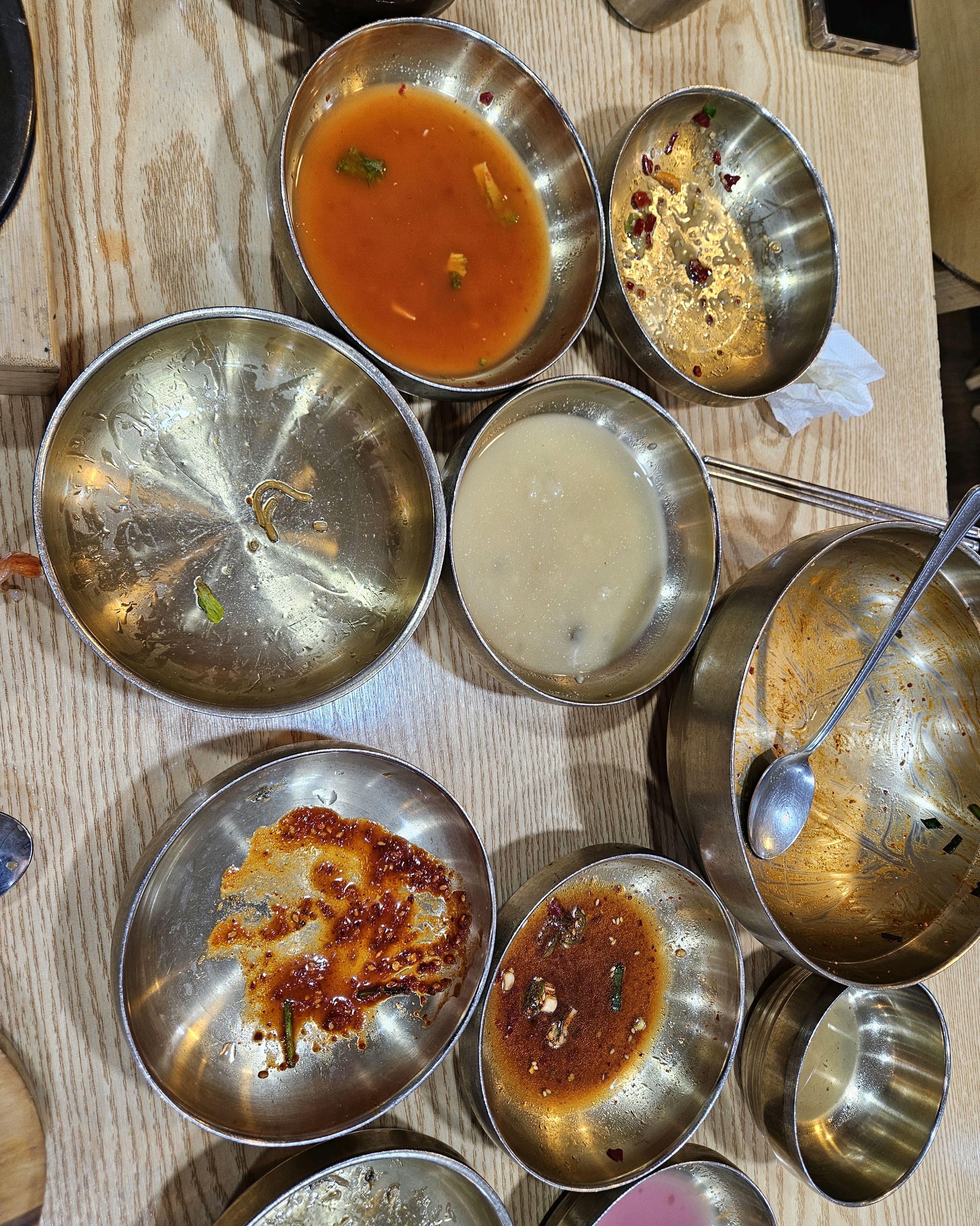 다양하게 차려진 밑반찬들 클로즈업