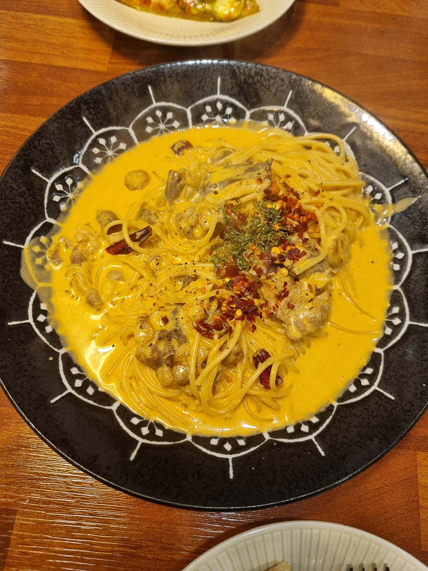 피자와 파스타, 그리고 사이드 메뉴가 있는 전체 테이블