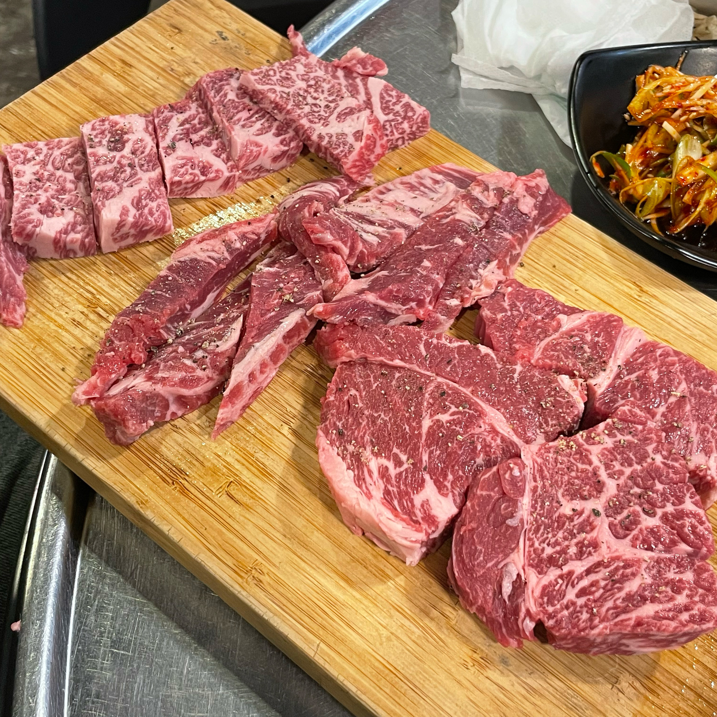 정갈하게 썰려 나무 도마 위에 놓인 신선한 소고기