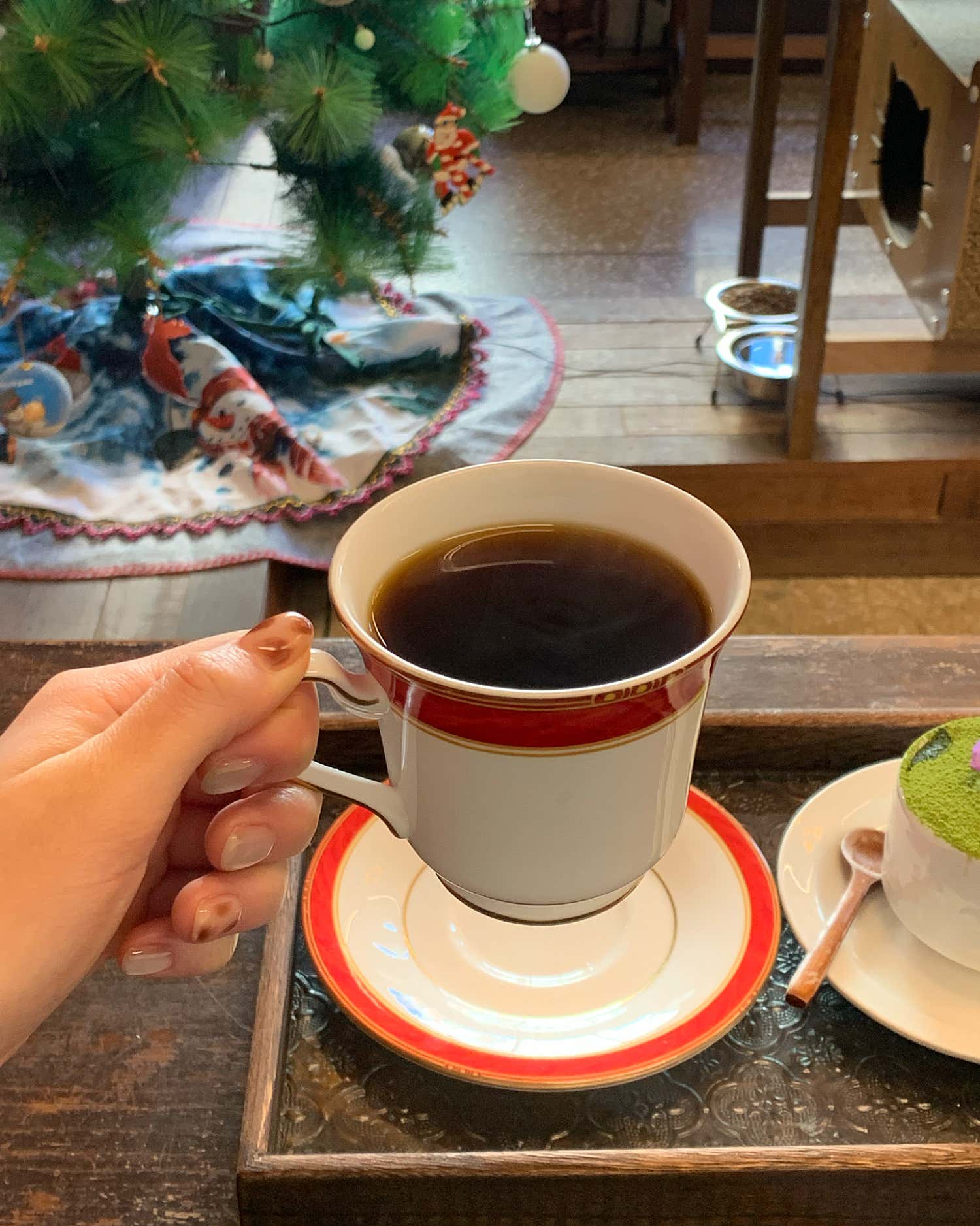 커피문화사 수유 내부 테이블과 조명