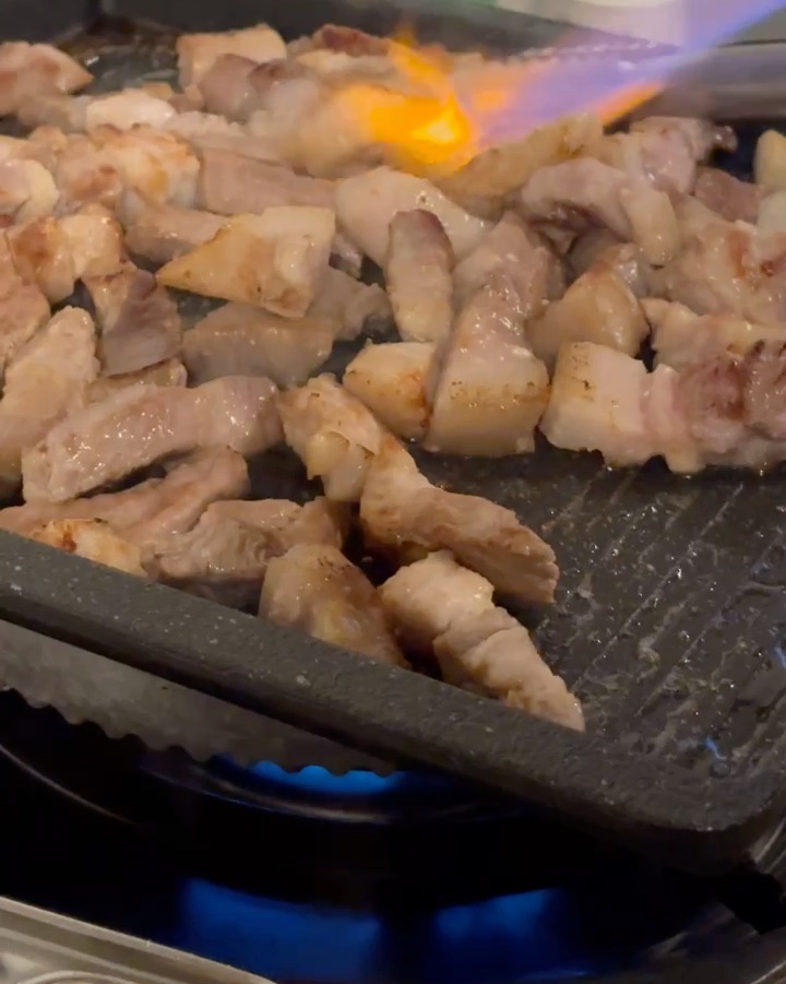 잘 익은 고기와 곁들임 메뉴