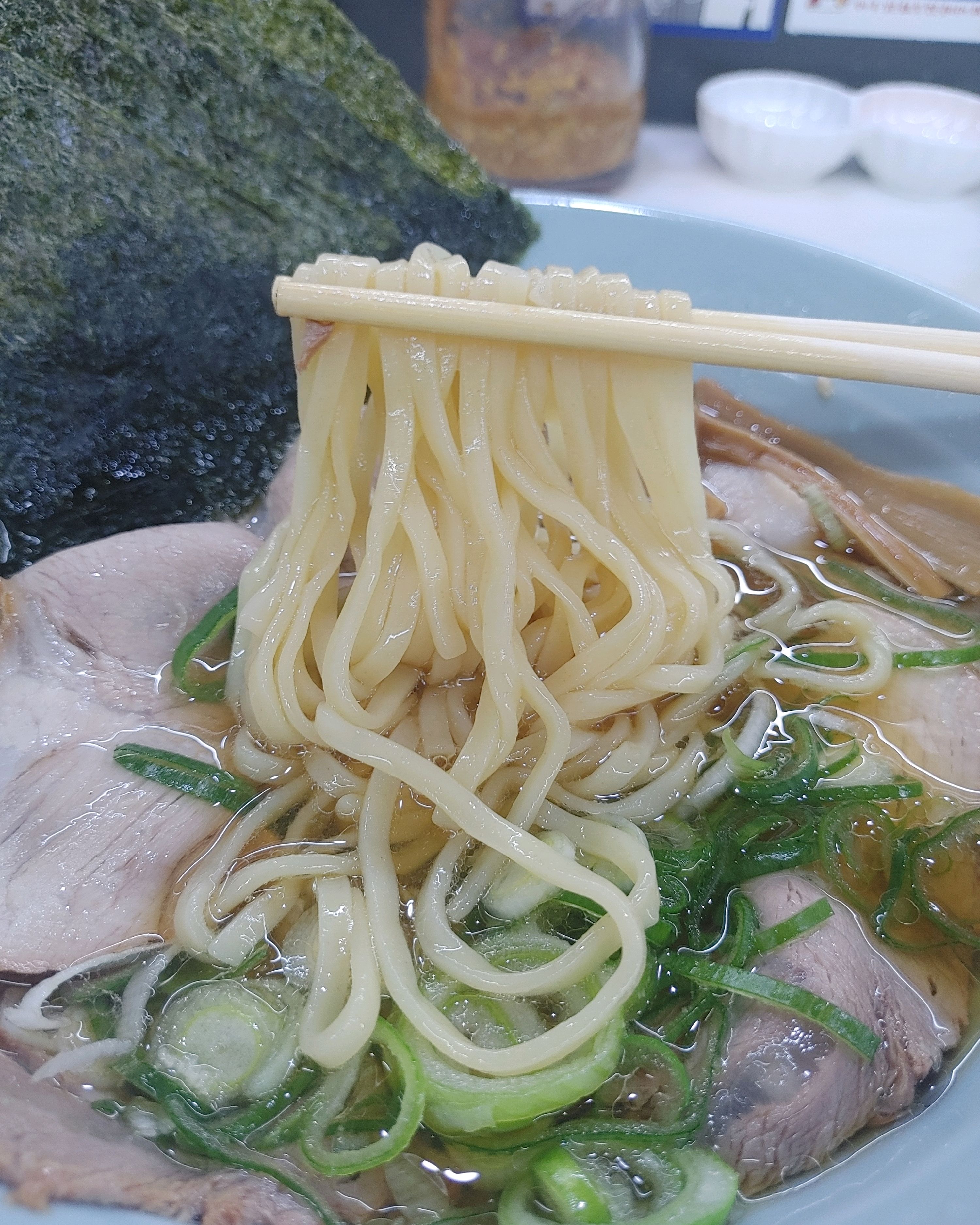 라멘을 맛있게 먹는 방법이 안내된 키오스크 화면