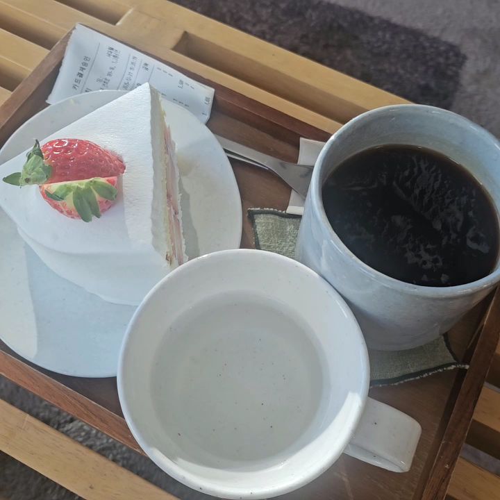 커피와 디저트가 놓인 테이블