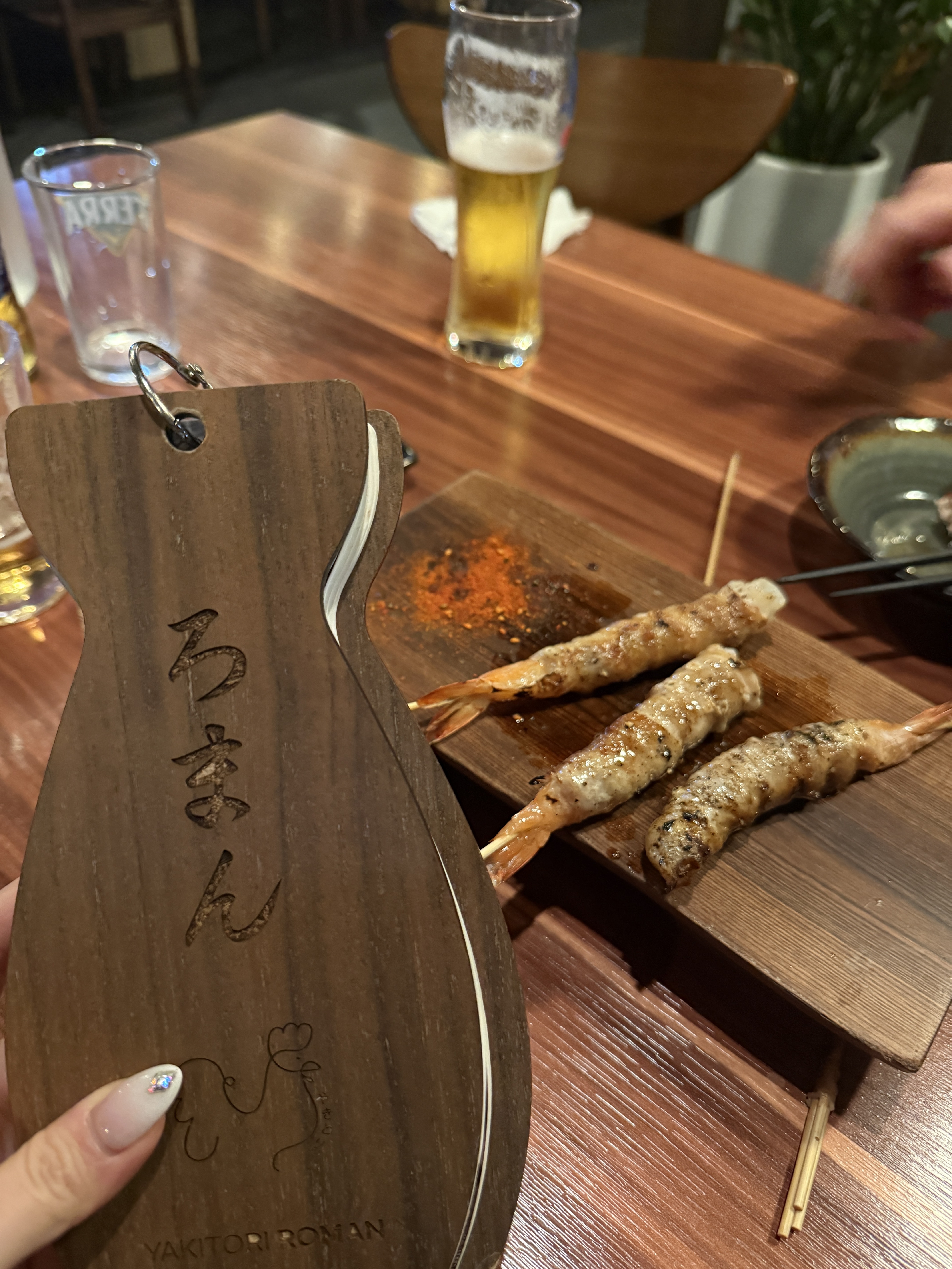 테이블 위의 음식과 음료