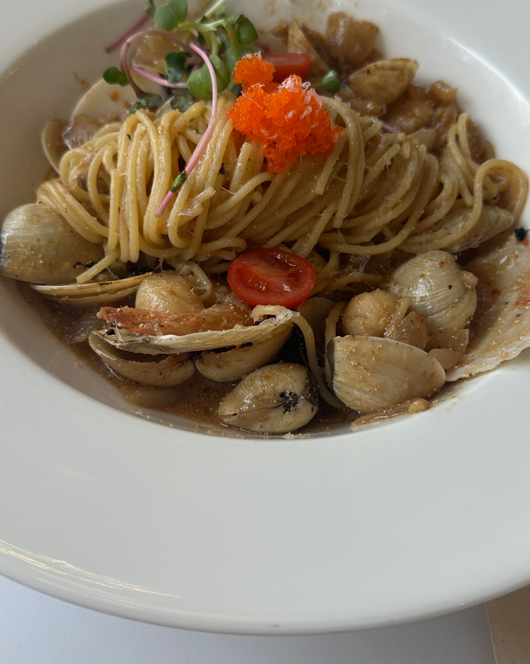 매장 내부의 아늑한 분위기를 보여주는 사진, 조명과 식물