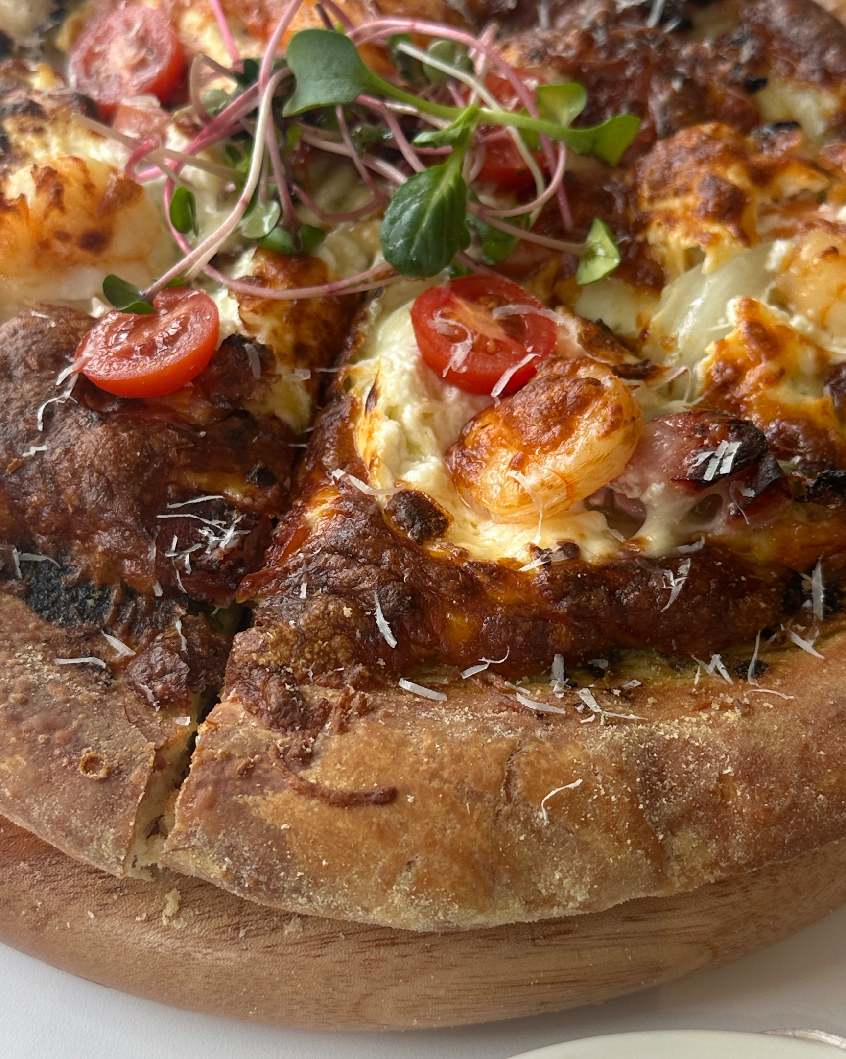 크림 소스에 버무려진 뇨끼, 위에 양송이가 곁들여져 있음