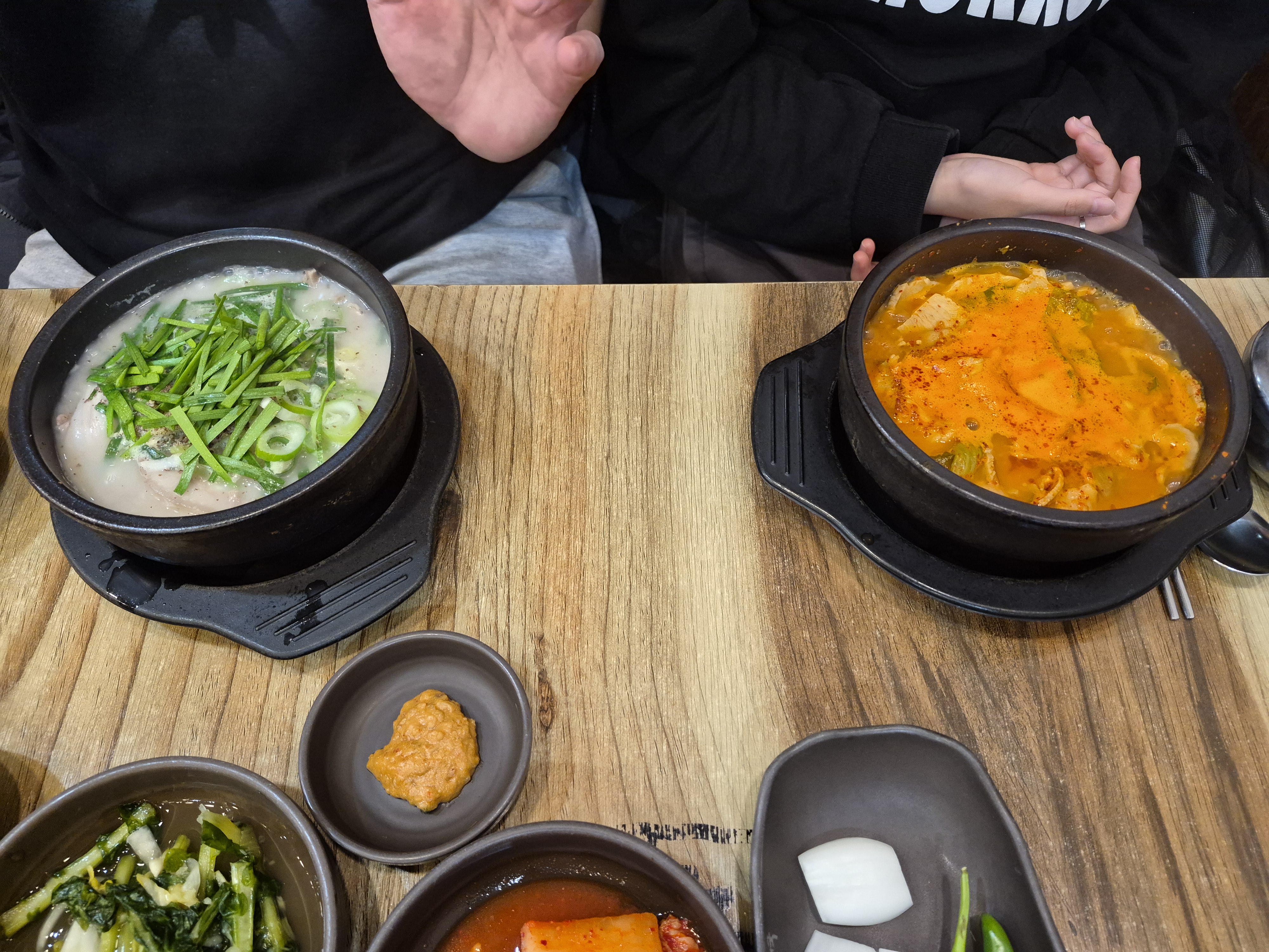 국밥과 반찬 세팅 사진