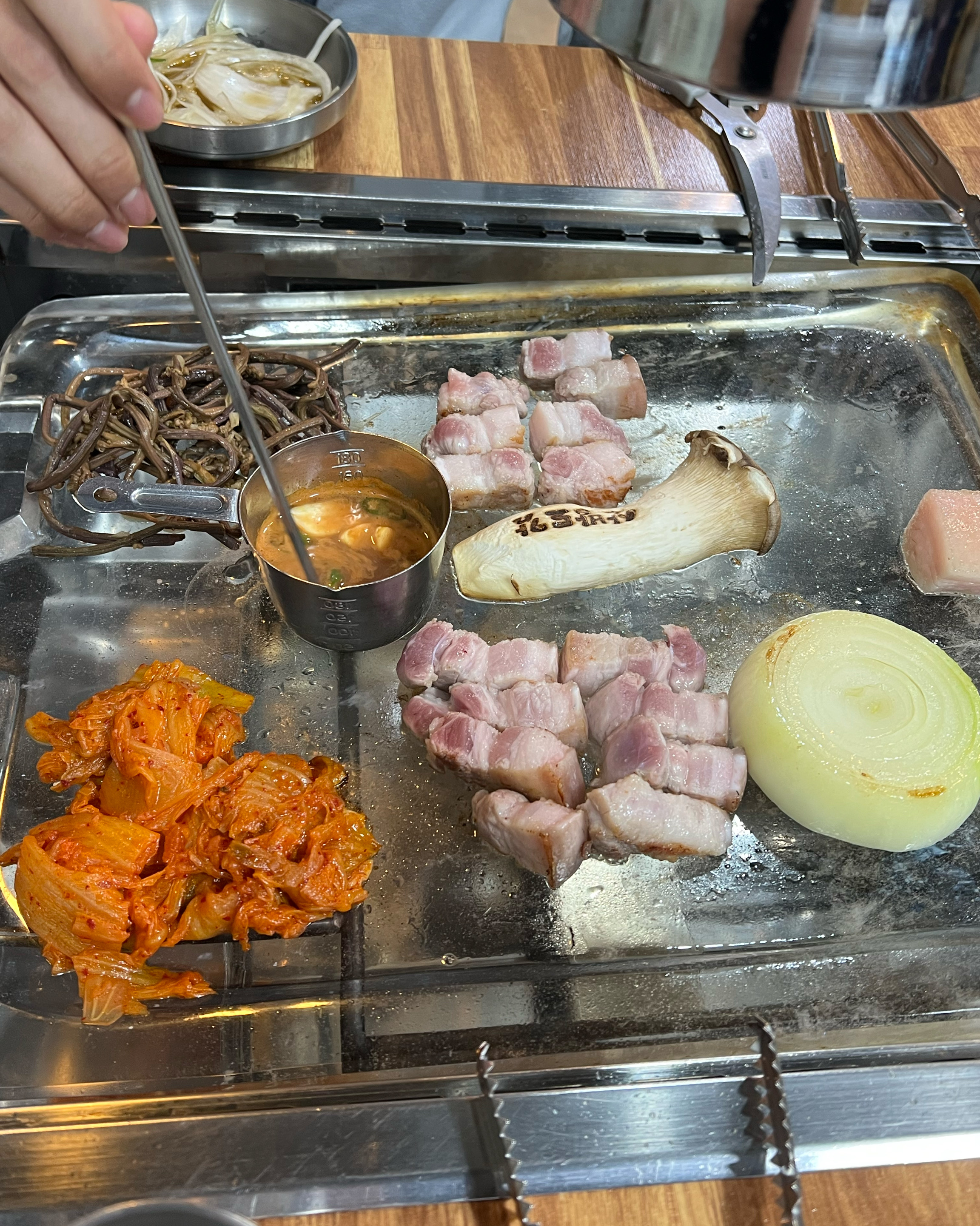 불판 위에 김치와 고사리가 함께 구워지는 모습