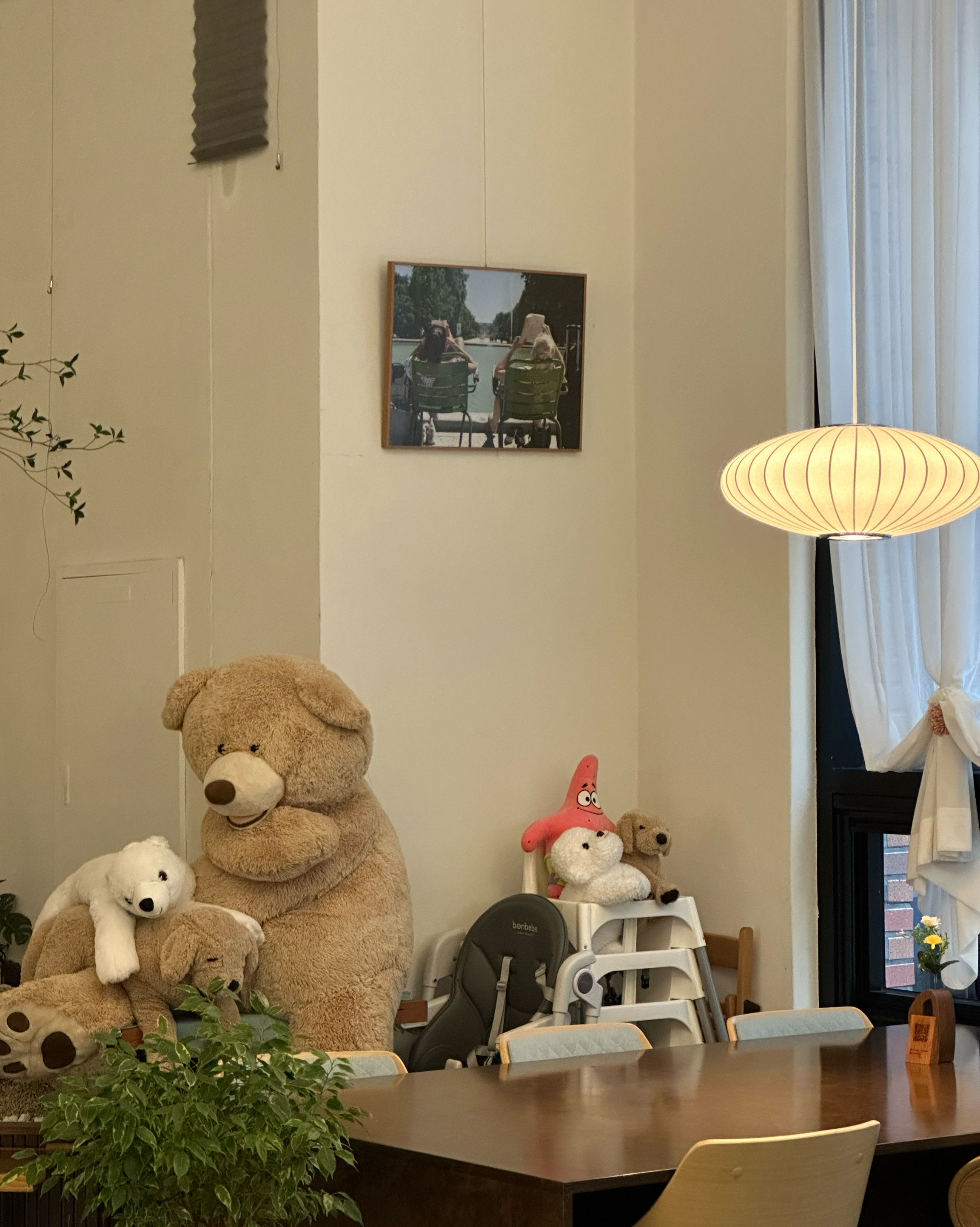 넓은 매장 내부, 깔끔하게 정돈된 테이블과 의자