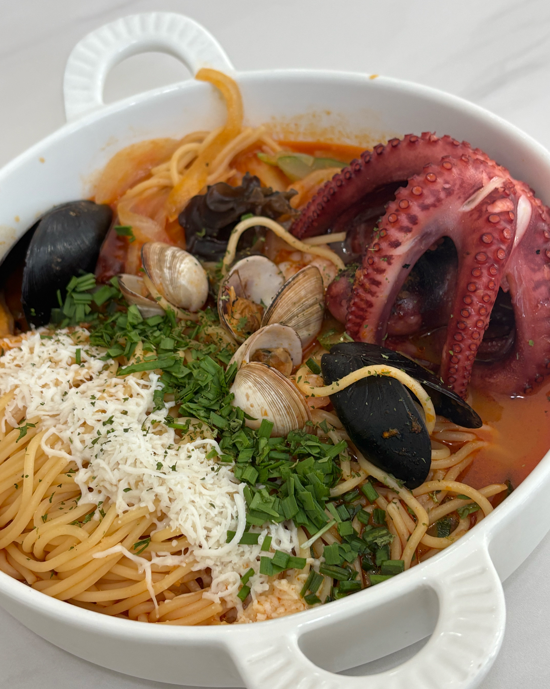 다양한 해산물이 푸짐하게 들어간 짬뽕 파스타