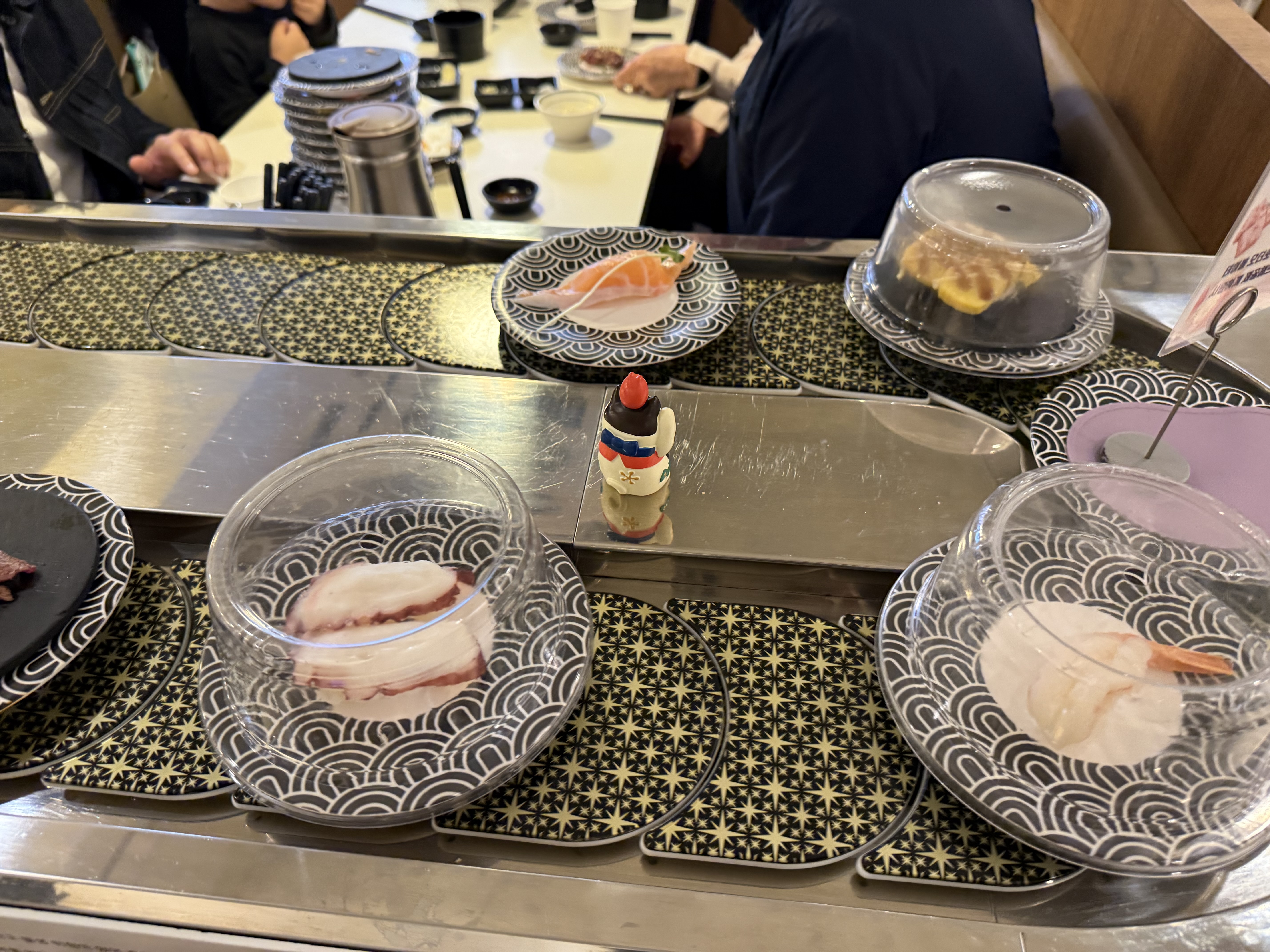 회전초밥 레일과 초밥들