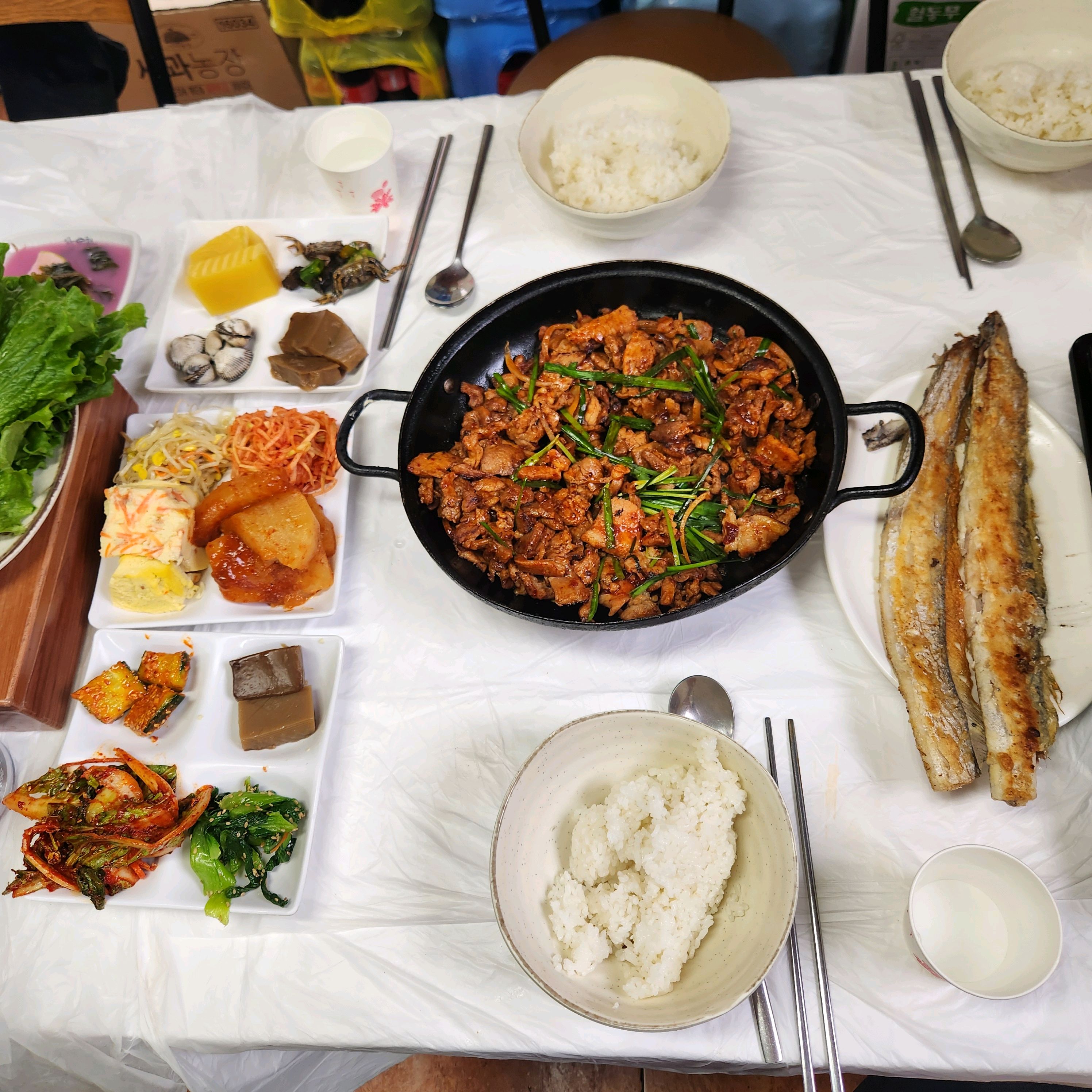 식사 중인 테이블