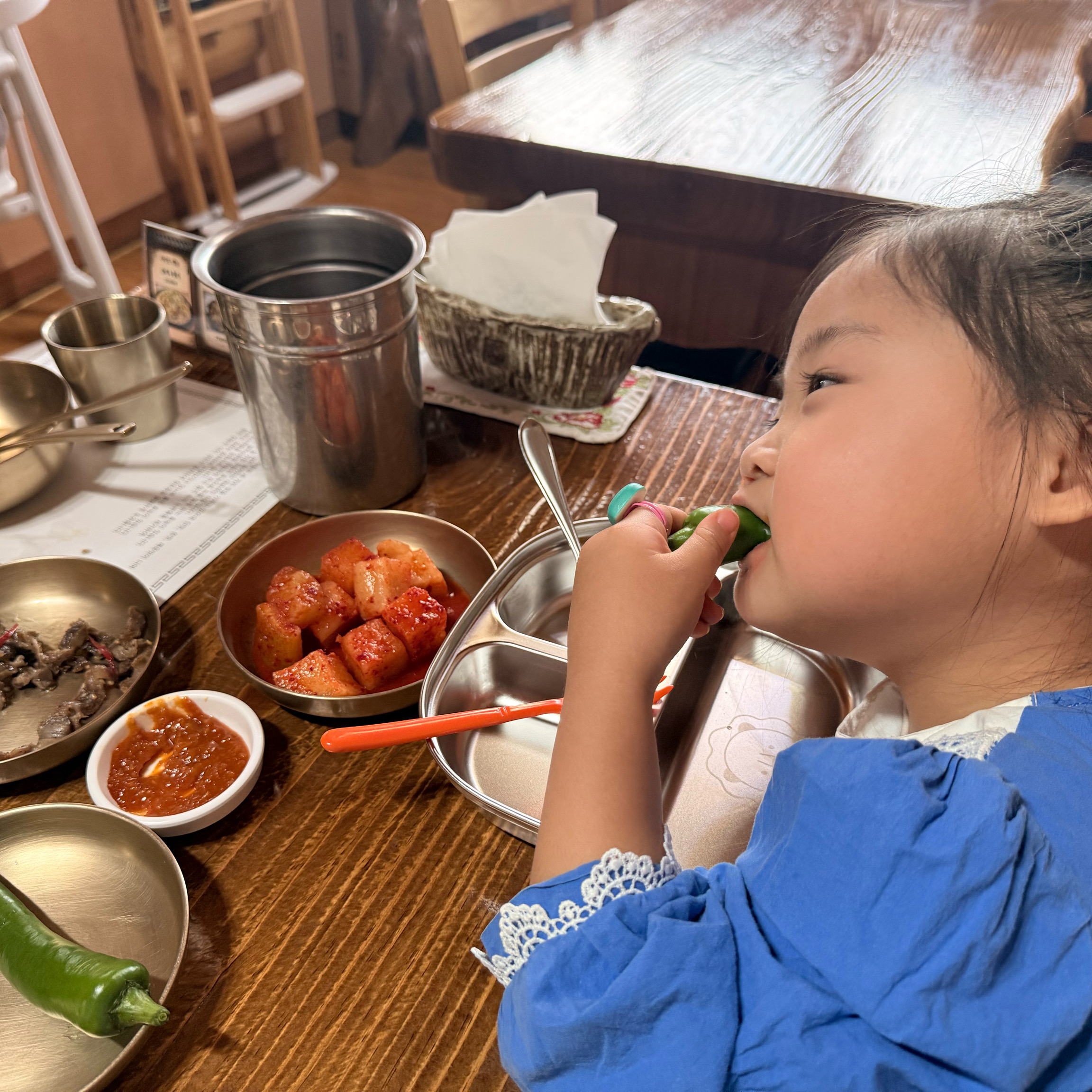 귀여운 아이가 칠성 사이다 병을 들고 있는 모습