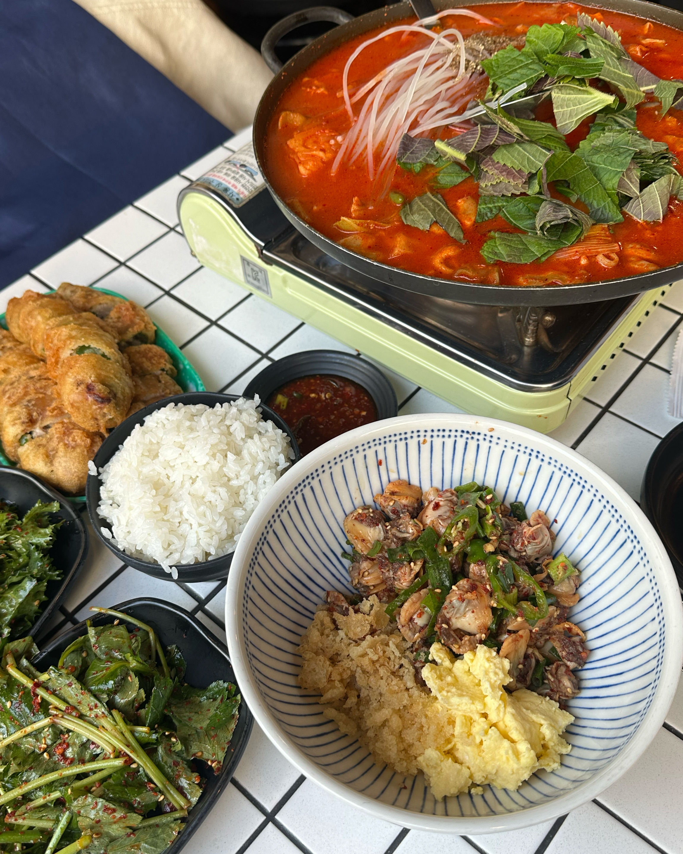 김치와 깍두기 같은 기본 반찬들