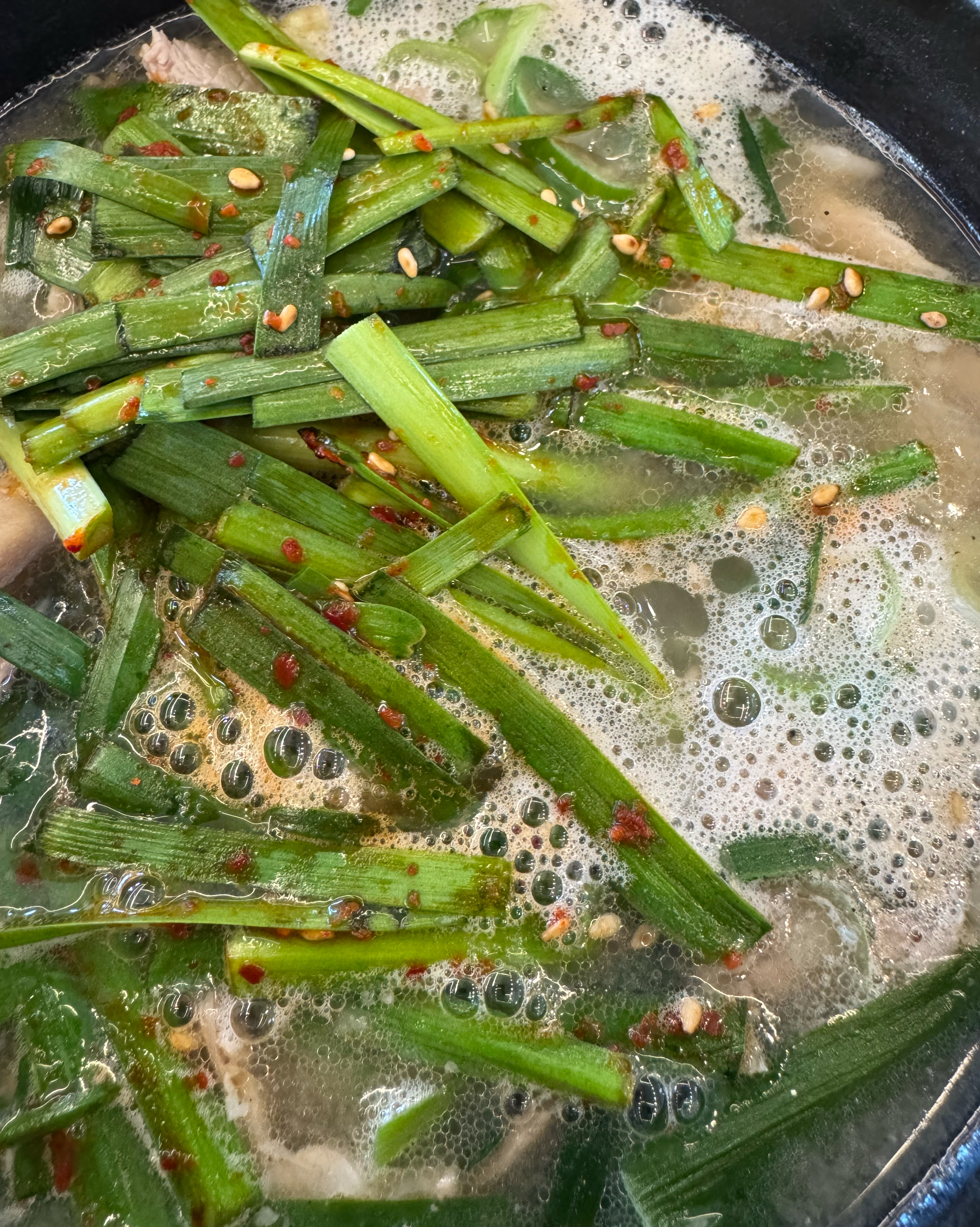 국물 속에서 빛나는 싱싱한 야채들