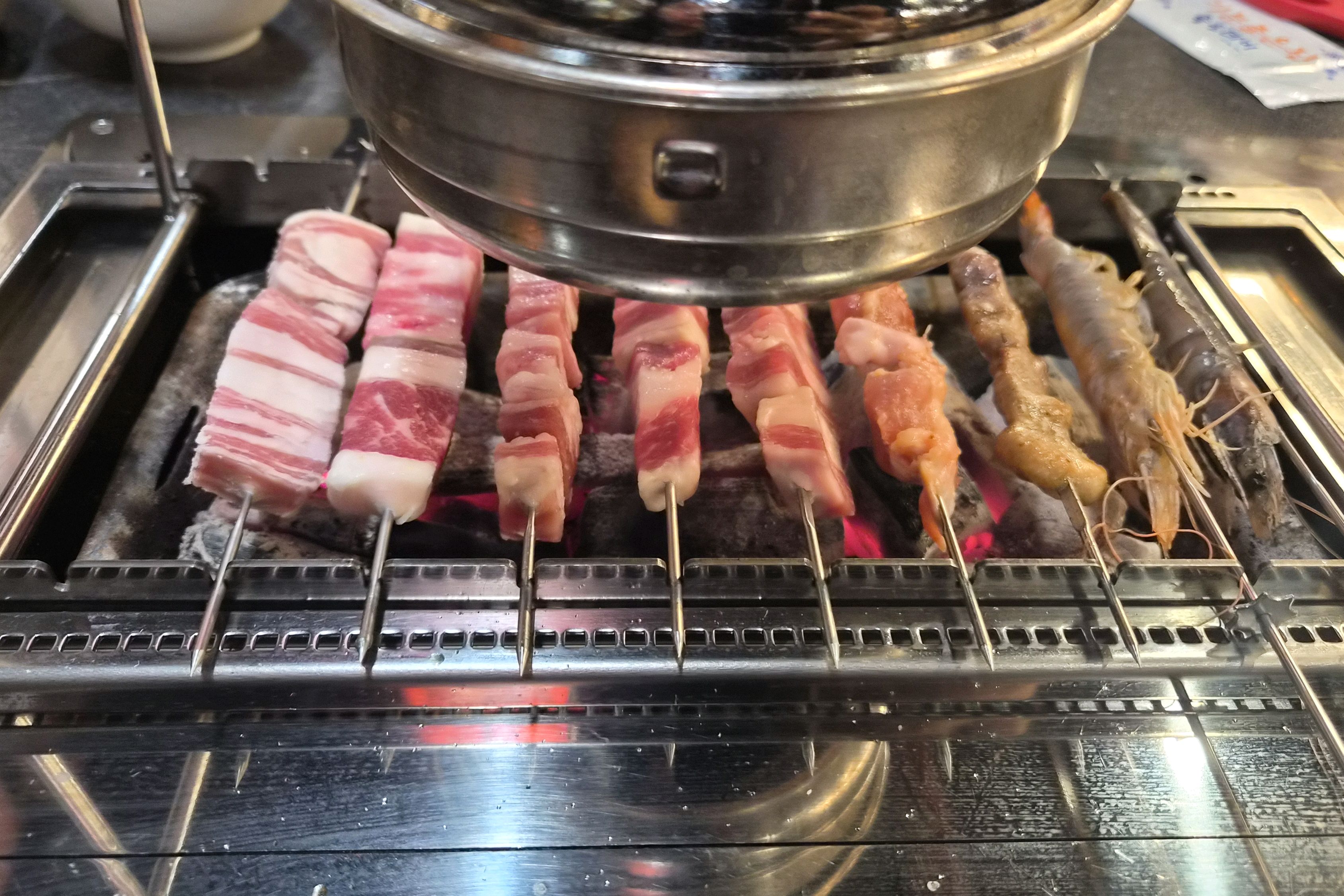 숯불 위에서 익어가는 양꼬치와 새우