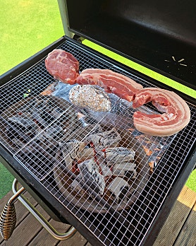 용인 캠프쿡 직화 그릴에 고기 굽는 장면