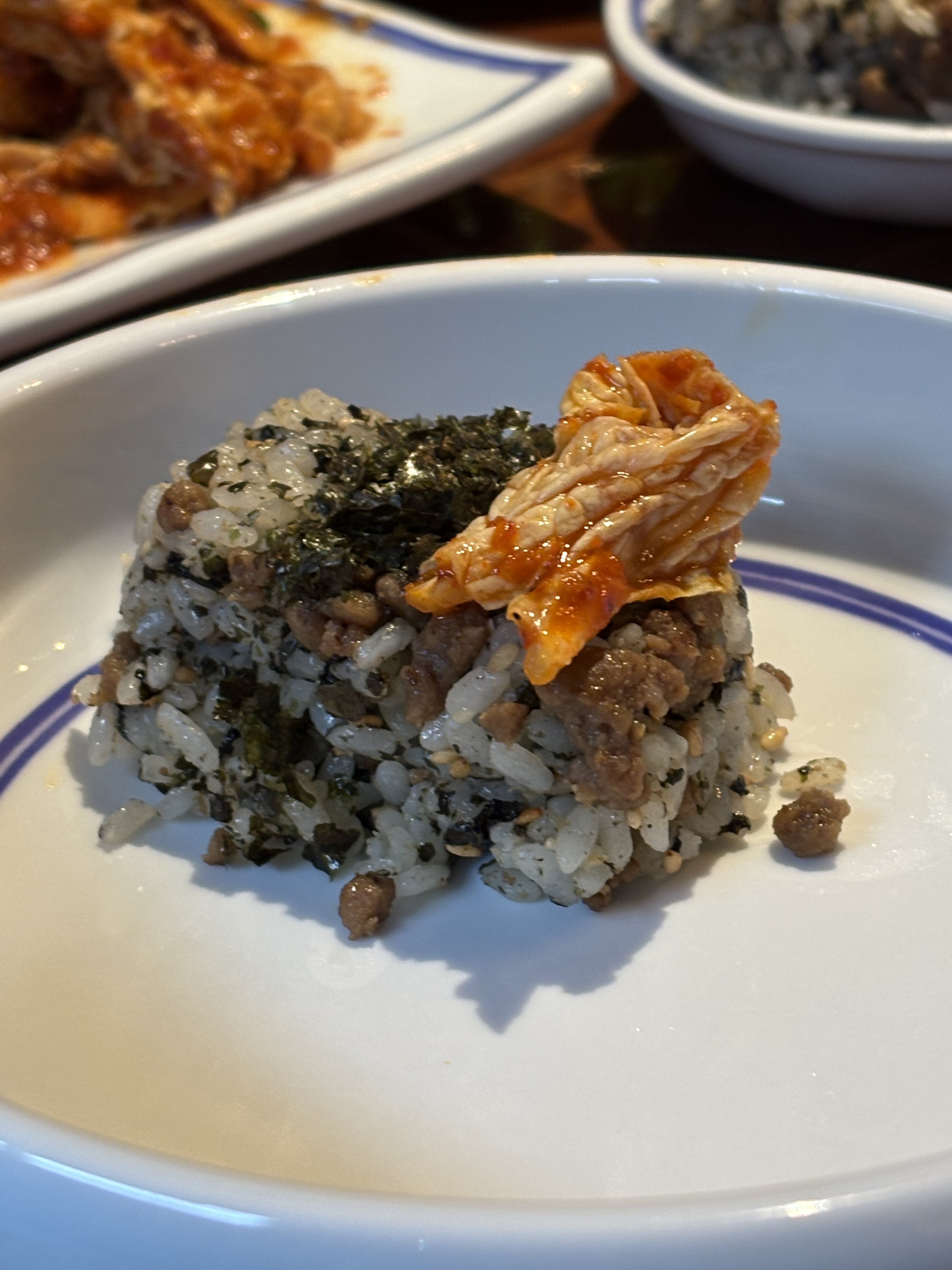 김치와 함께 곁들여 먹기 좋은 주먹밥.