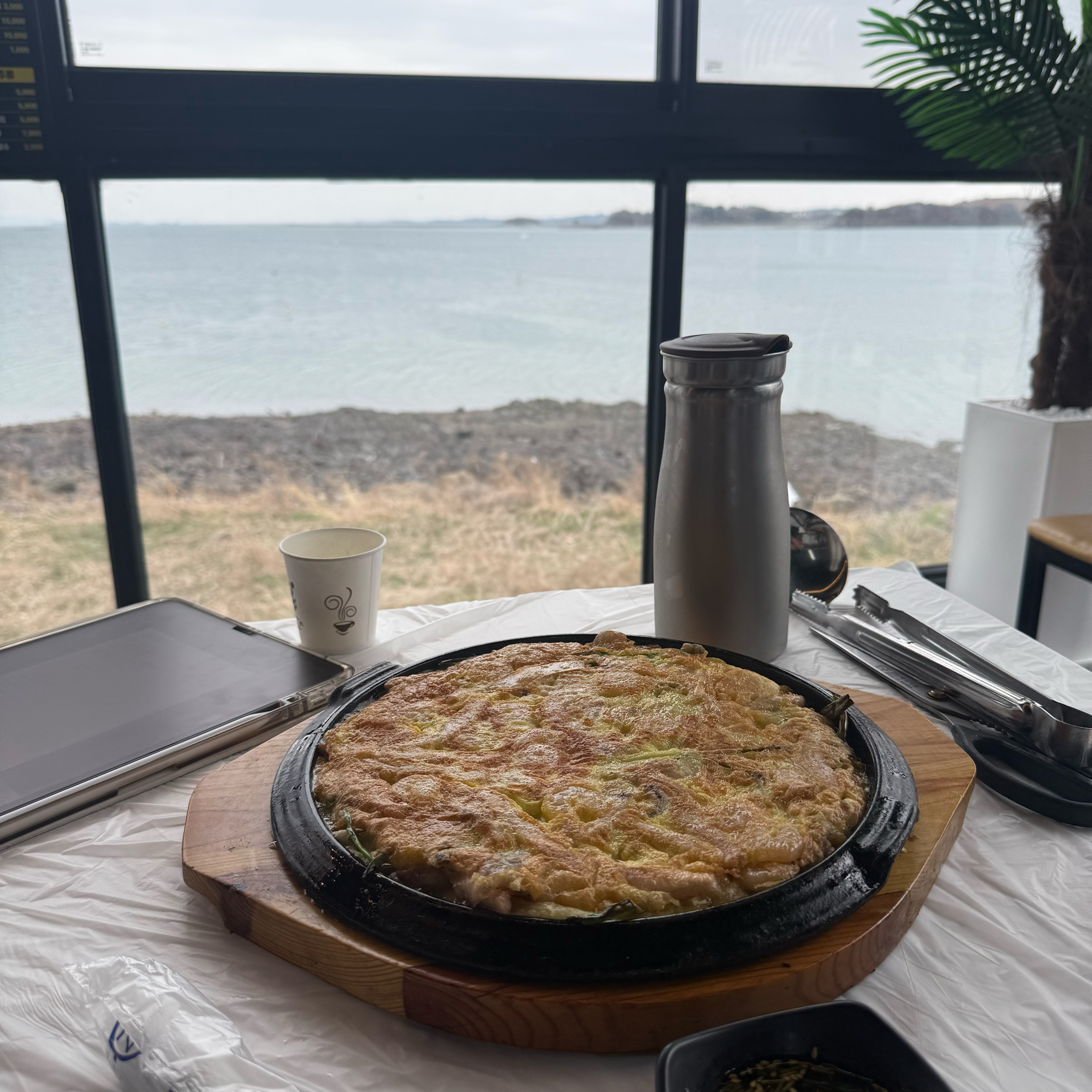 테이블에 차려진 푸짐한 해물 칼국수와 파전