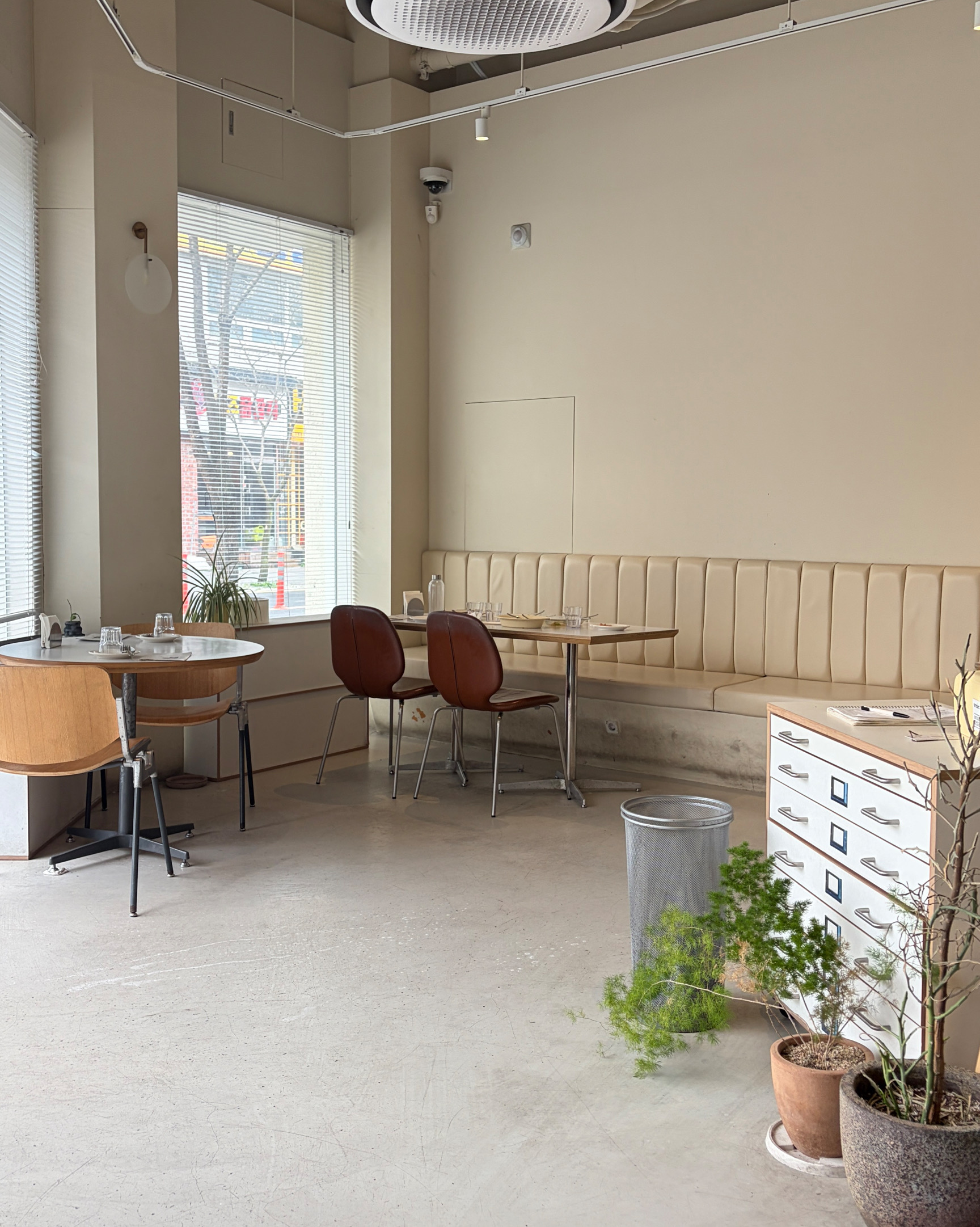 매장 내부의 세련된 인테리어