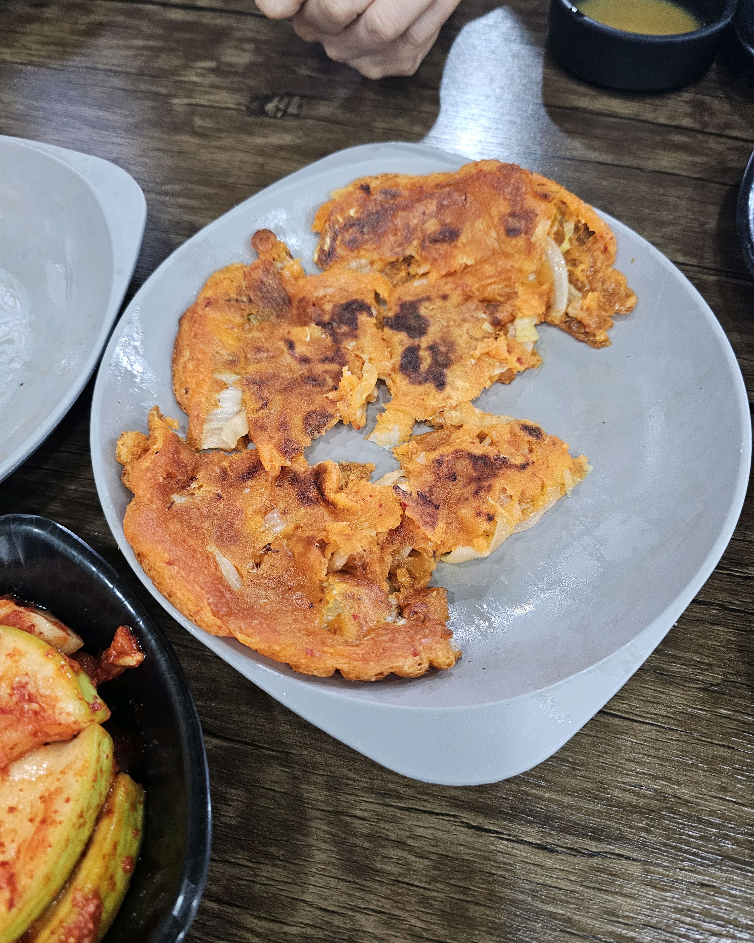 왕갈비탕 국물에 뜬 파와 건더기, 맑고 개운해 보이는 국물