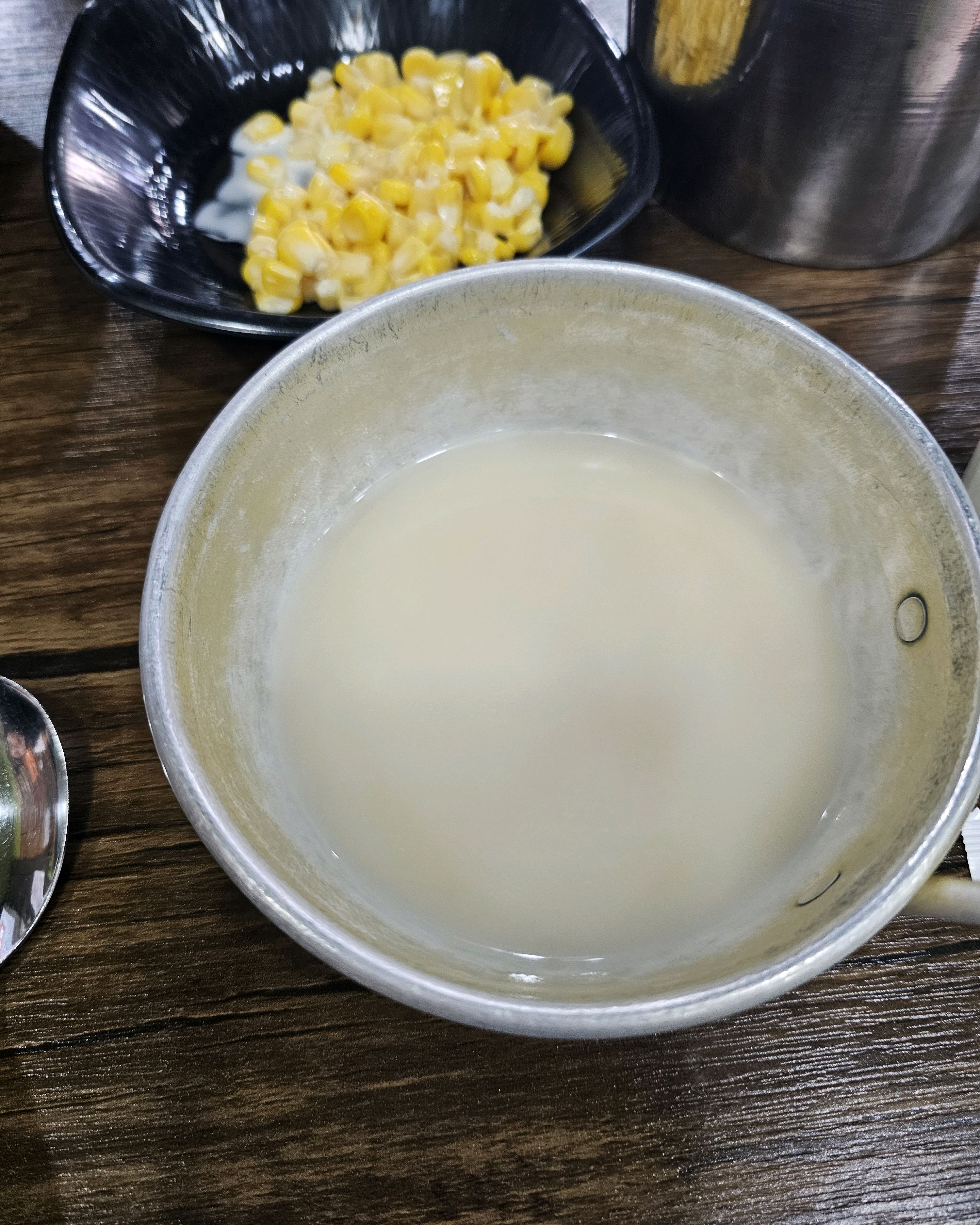 앞접시에 덜어낸 왕갈비탕 건더기와 국물